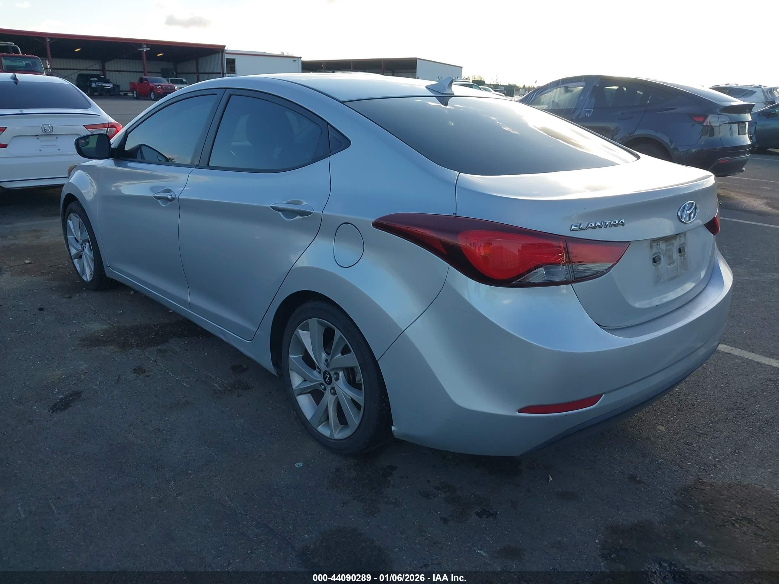 HYUNDAI ELANTRA image 3