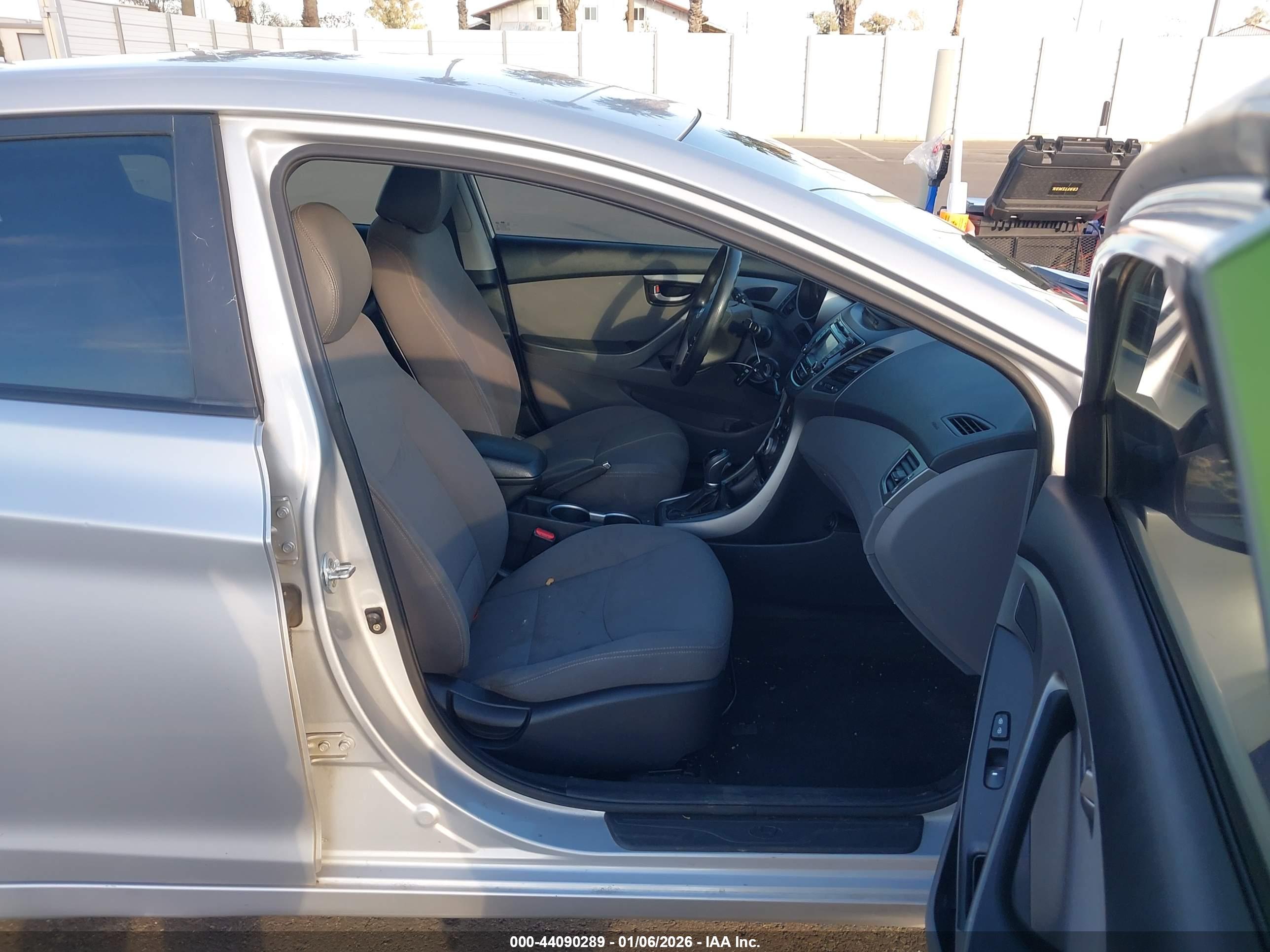 HYUNDAI ELANTRA image 5