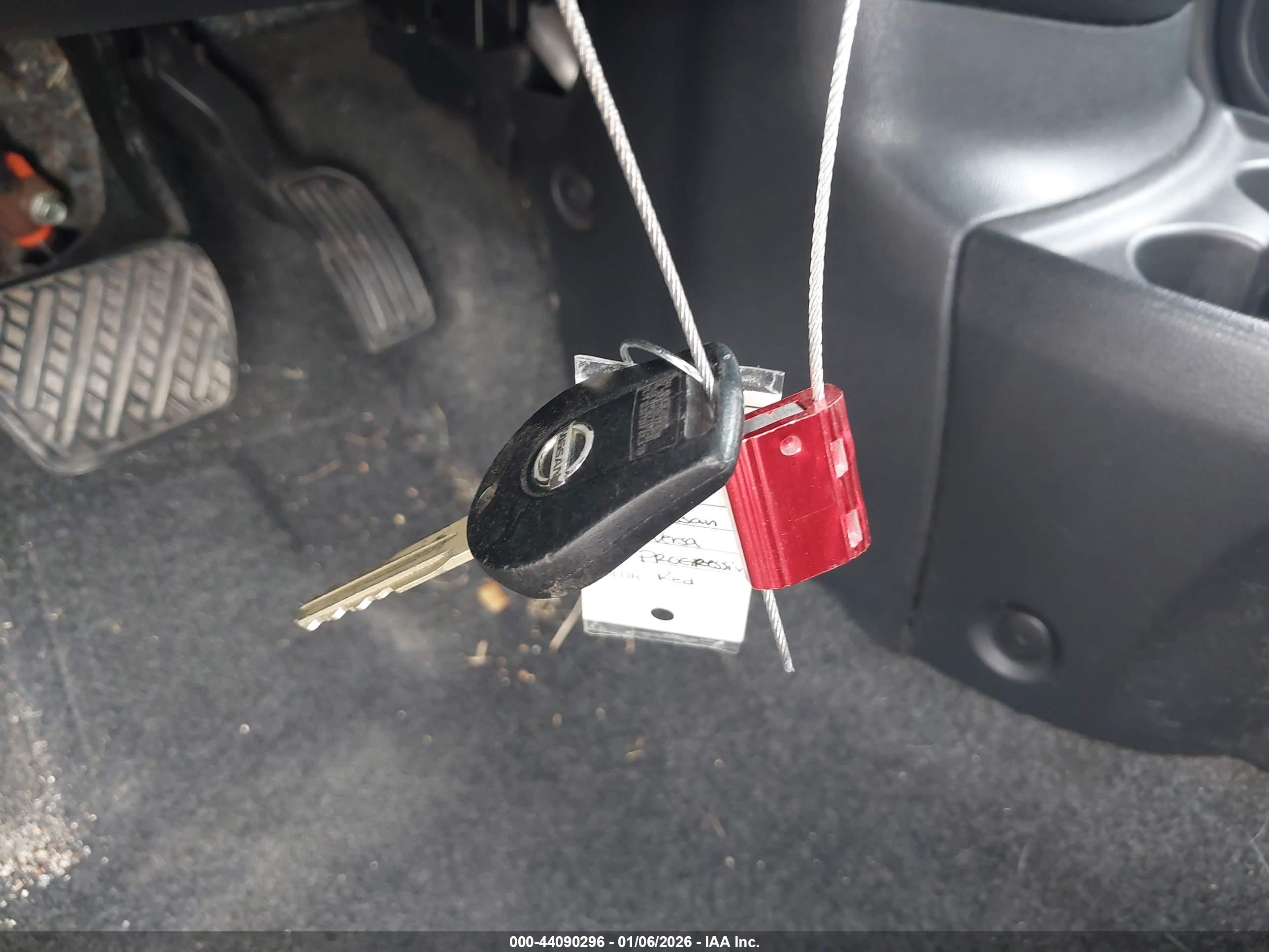 NISSAN VERSA image 11