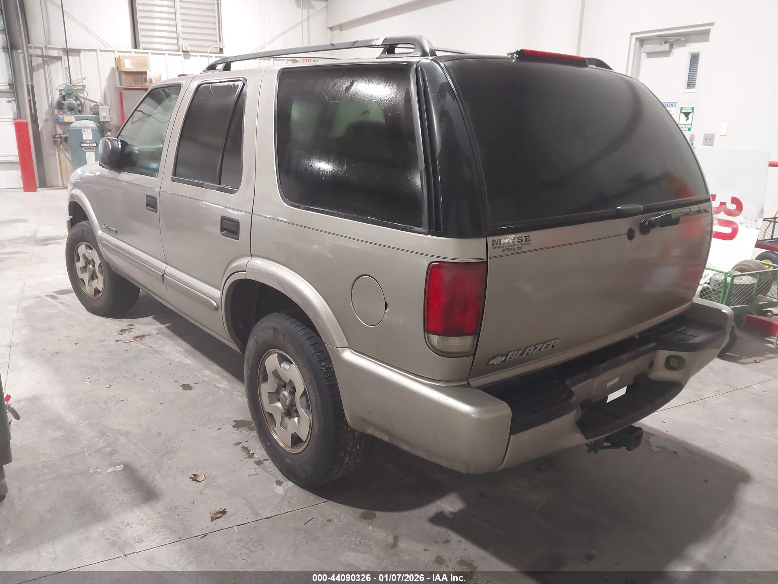 CHEVROLET BLAZER image 3