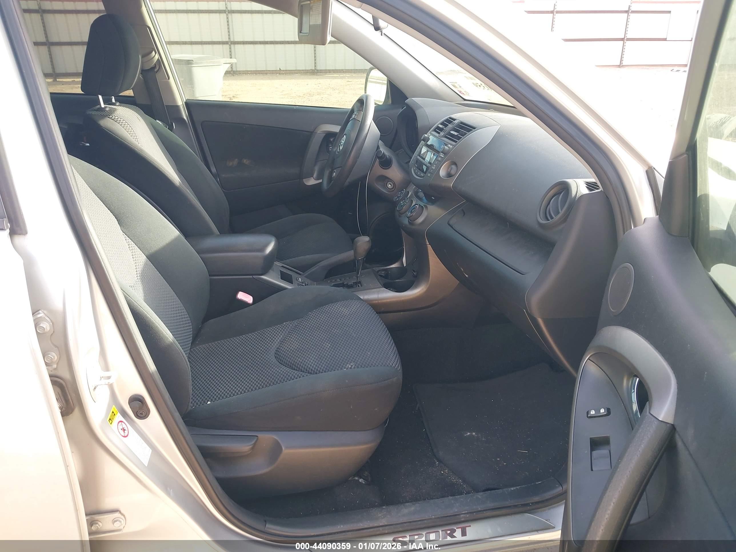 TOYOTA RAV4 image 5