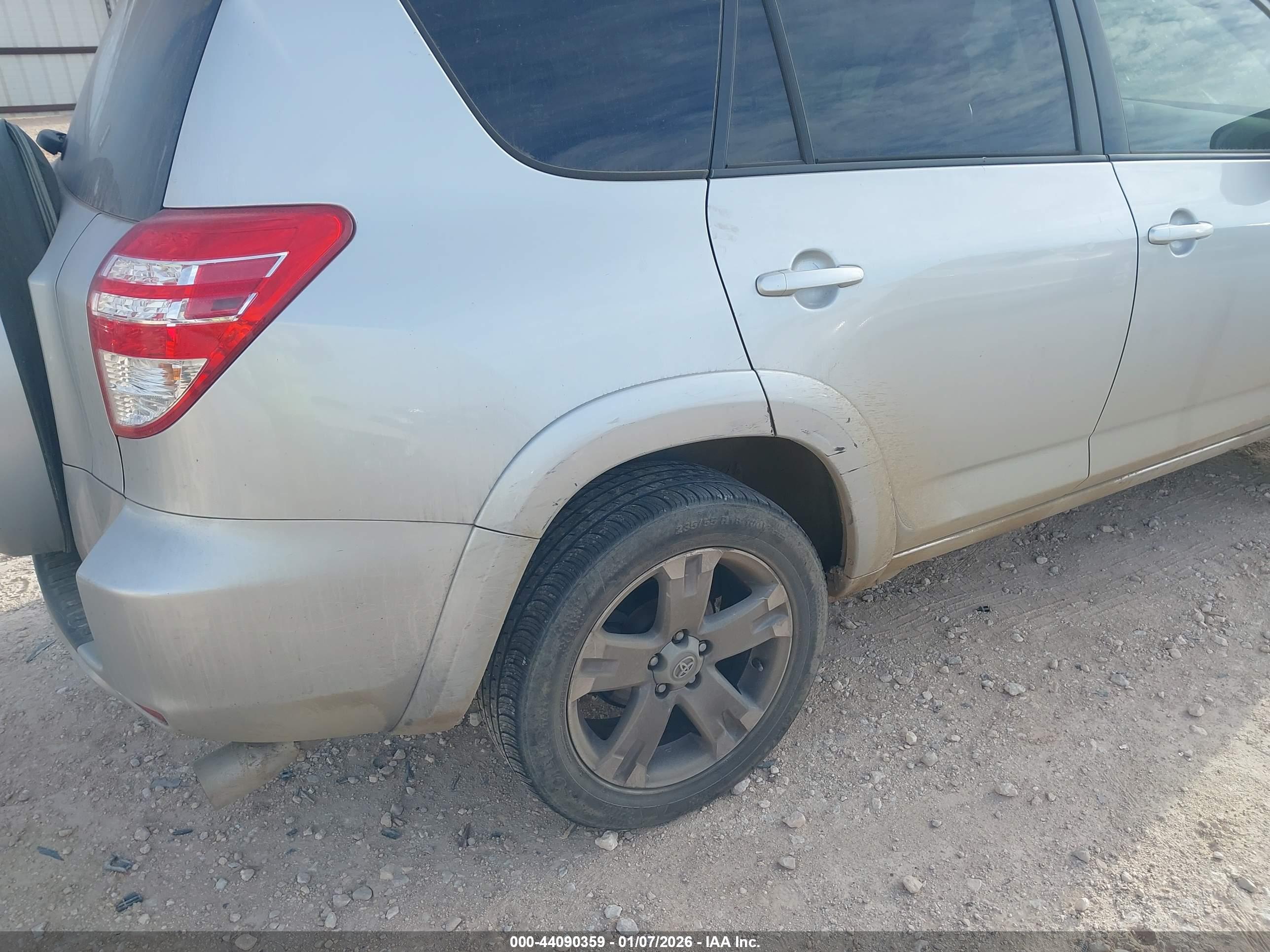 TOYOTA RAV4 image 6
