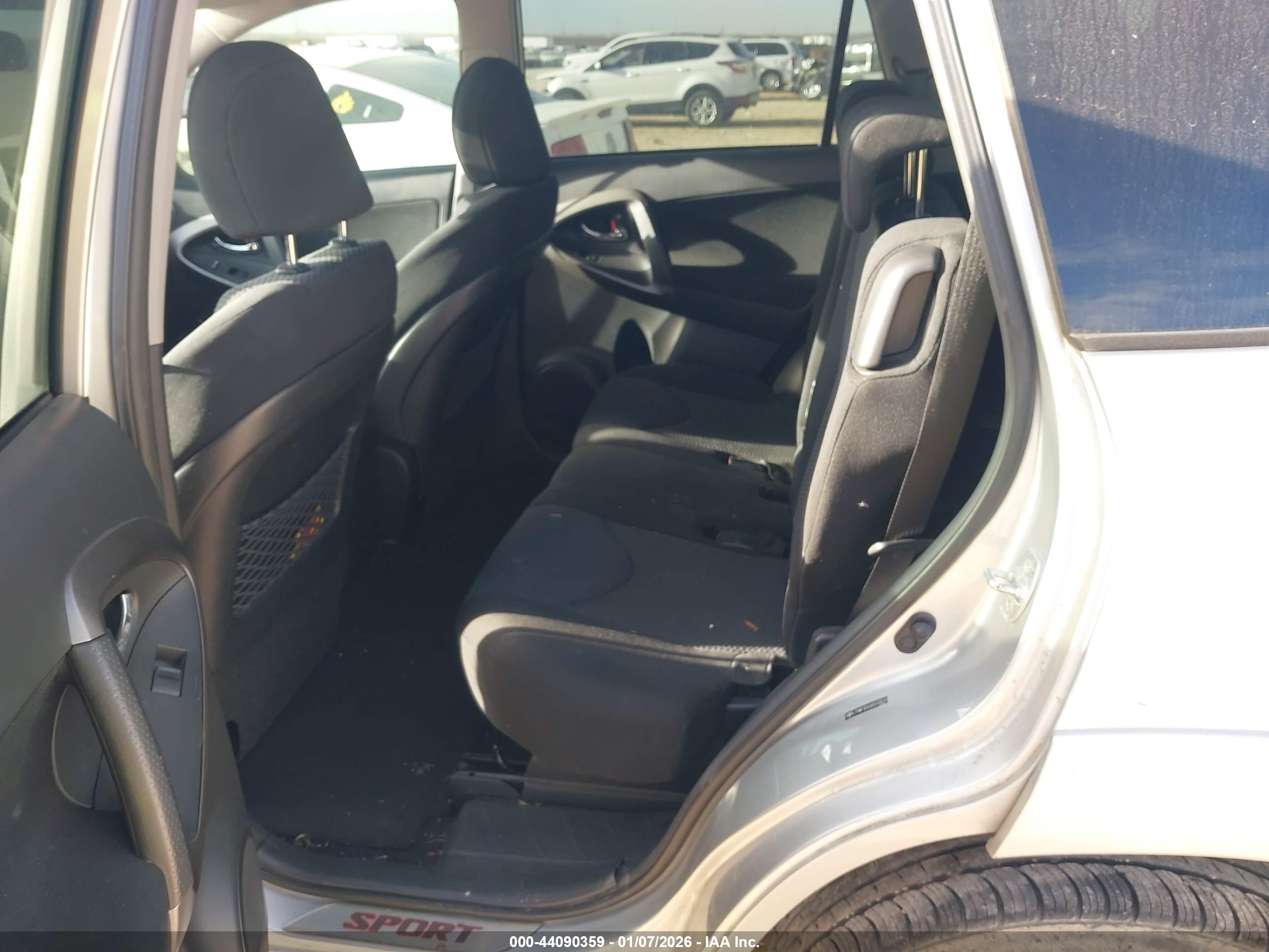 TOYOTA RAV4 image 8
