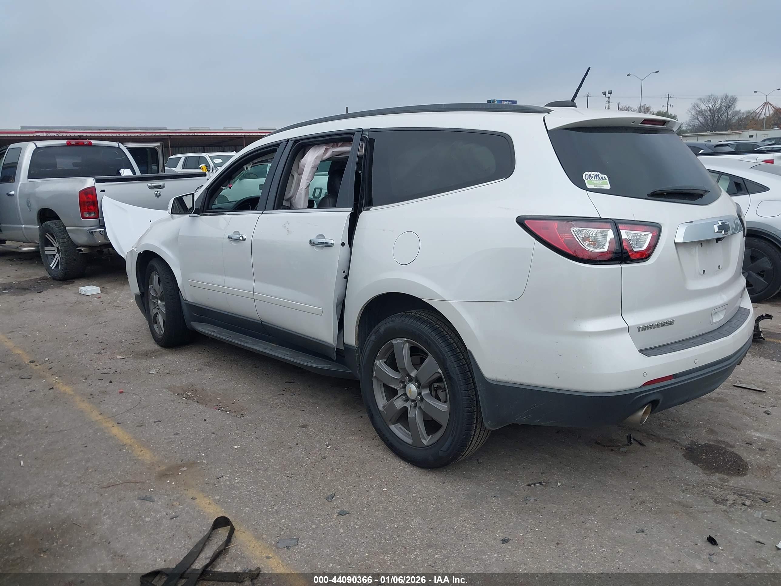 CHEVROLET TRAVERSE image 3