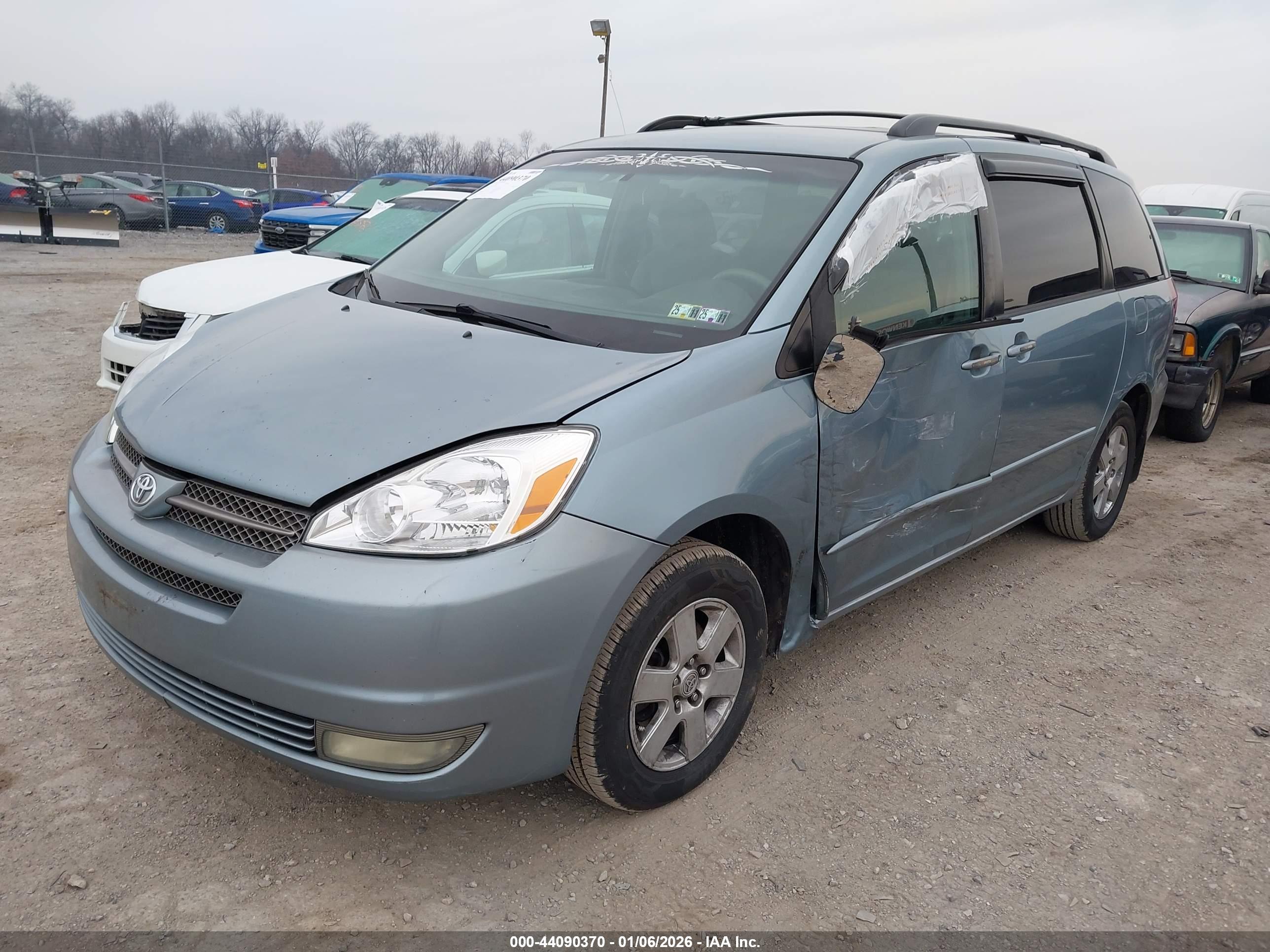 TOYOTA SIENNA image 2