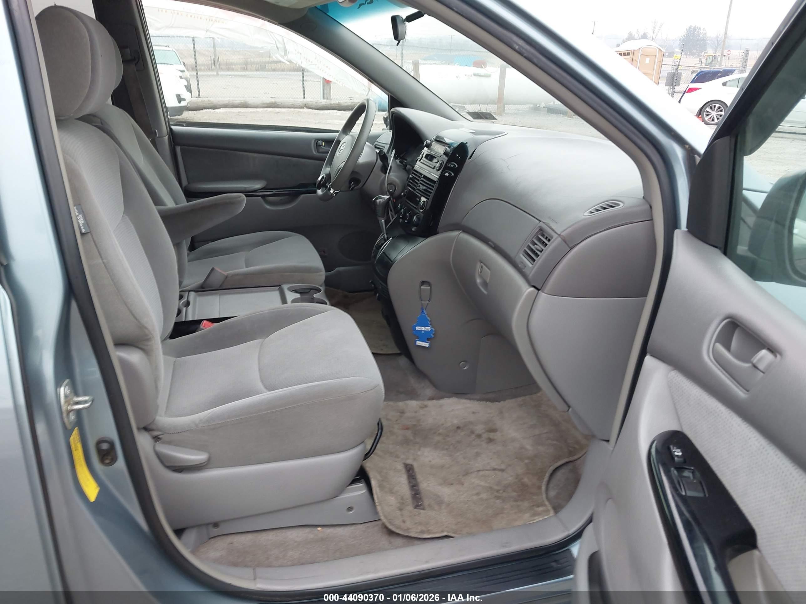 TOYOTA SIENNA image 5