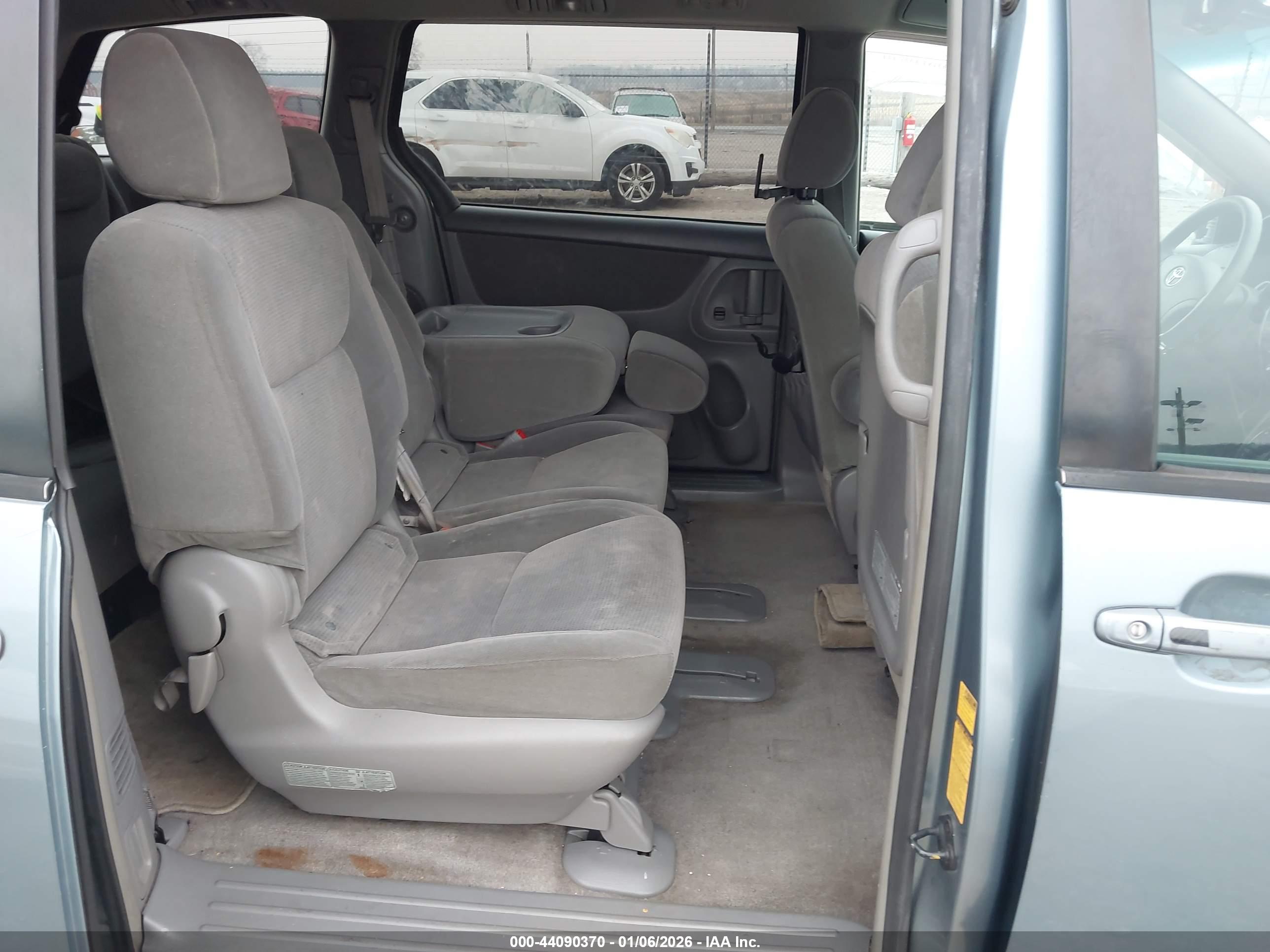 TOYOTA SIENNA image 8