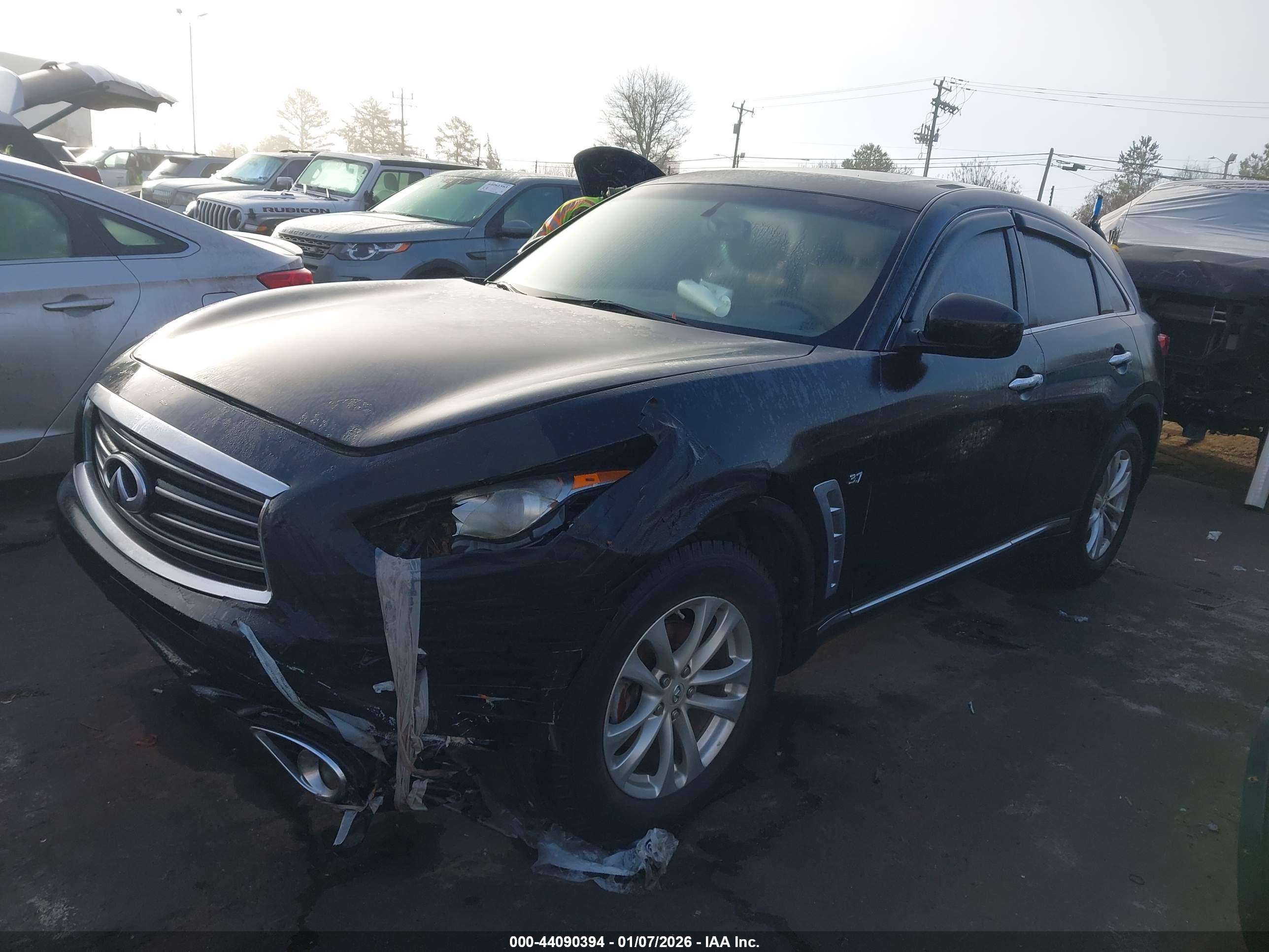 INFINITI QX70 image 2