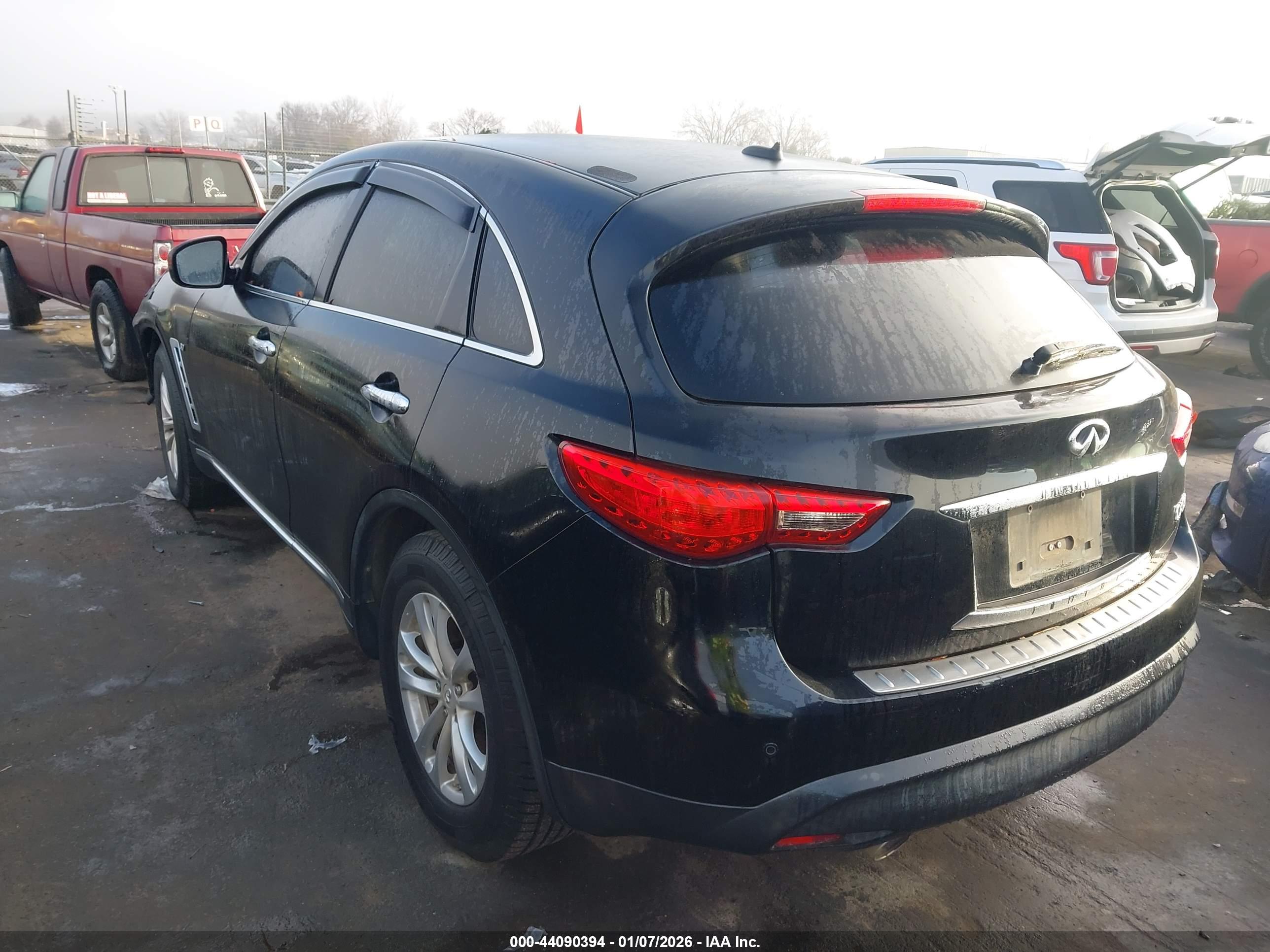INFINITI QX70 image 3