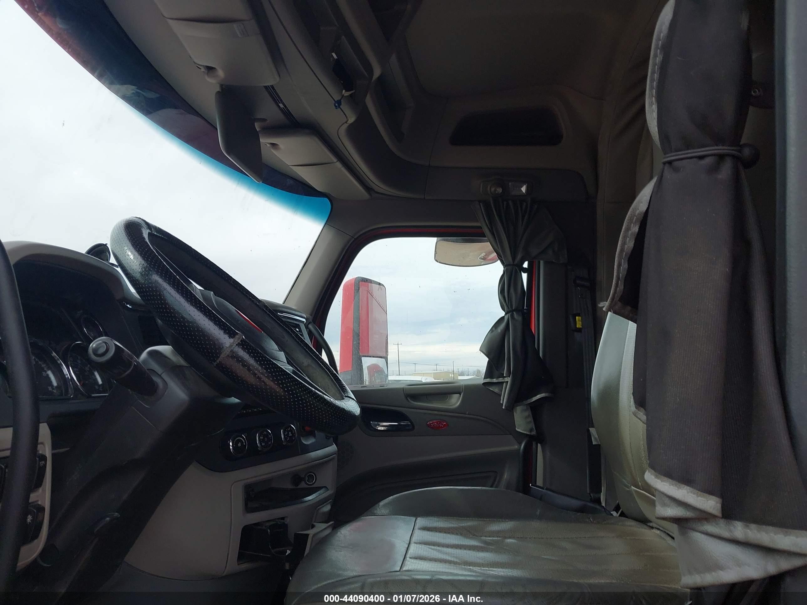 PETERBILT 579 image 8