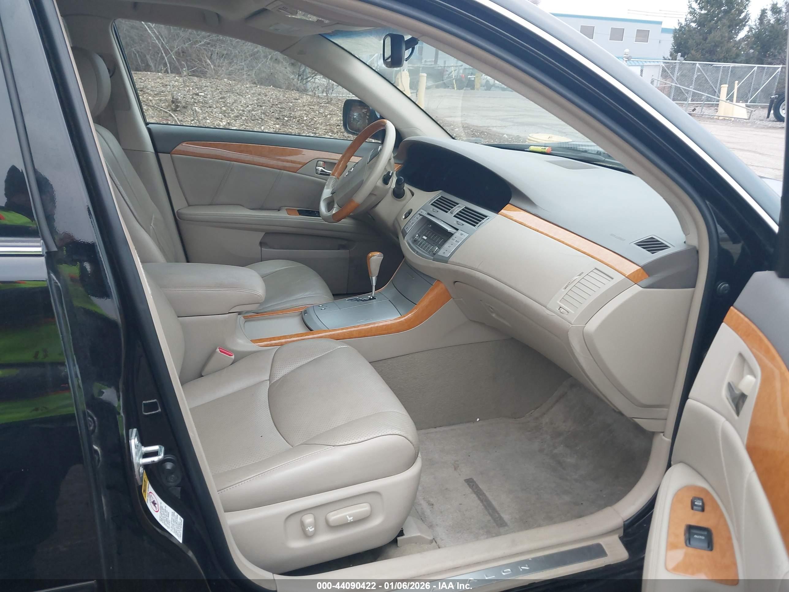 TOYOTA AVALON image 5