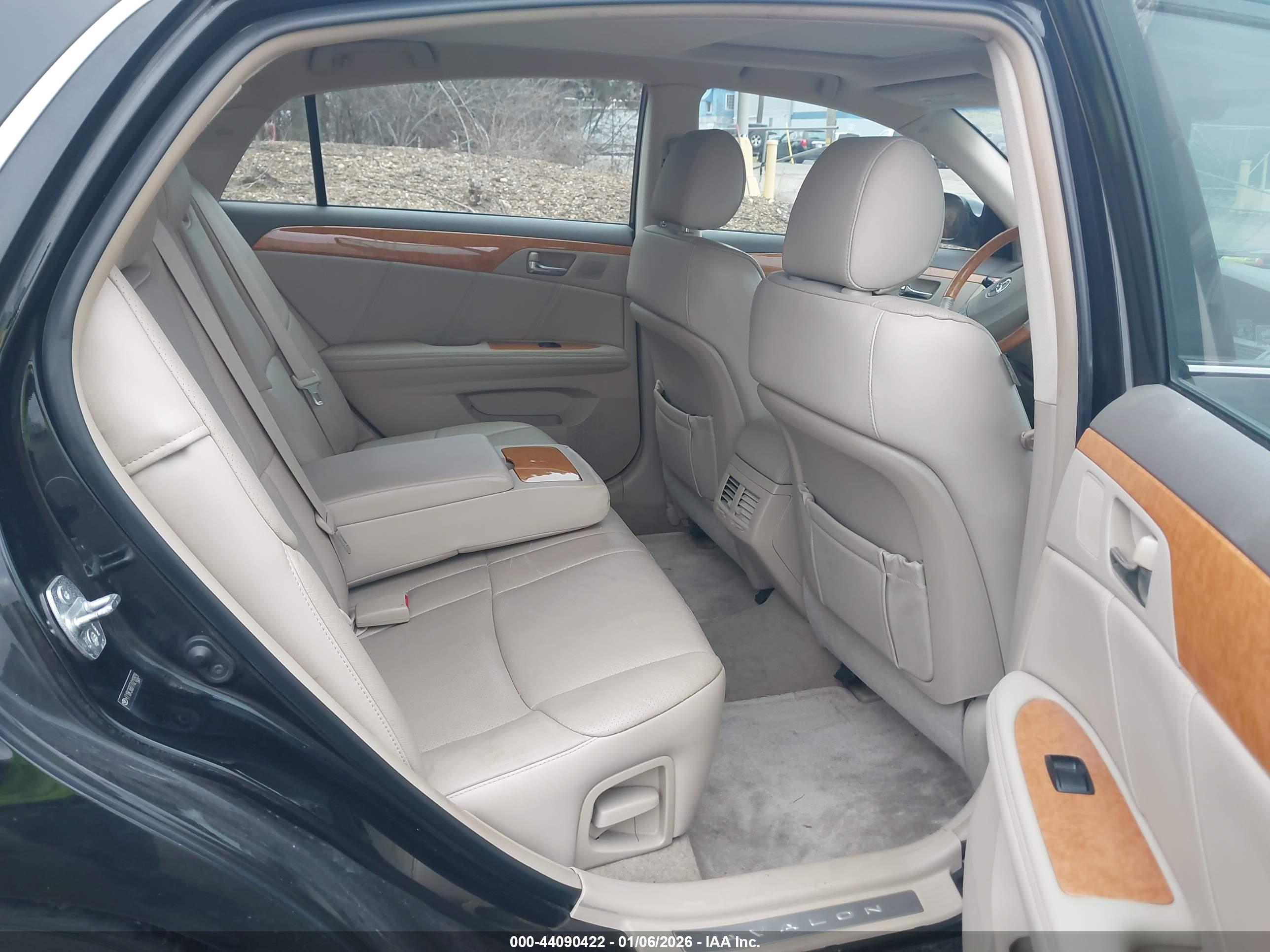 TOYOTA AVALON image 8
