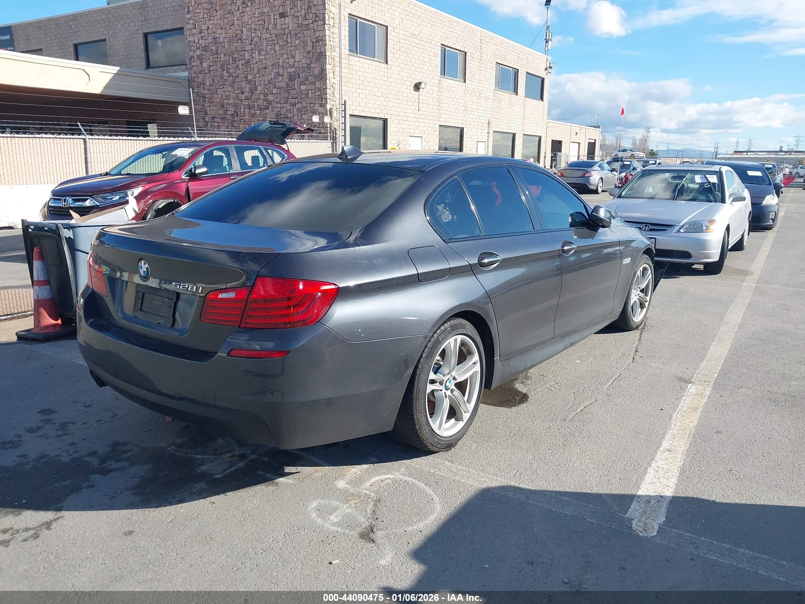 BMW 528I image 4