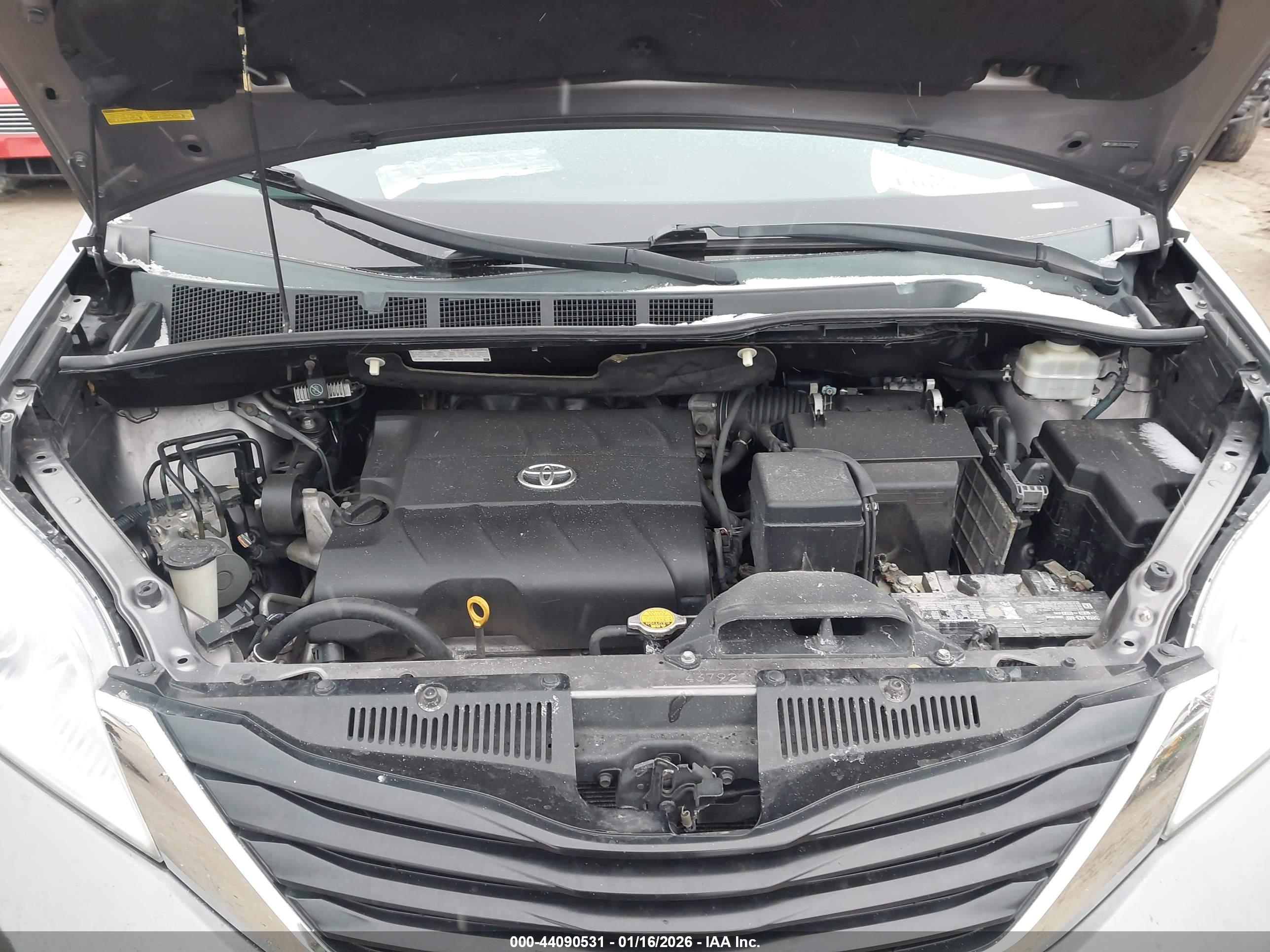 TOYOTA SIENNA image 10