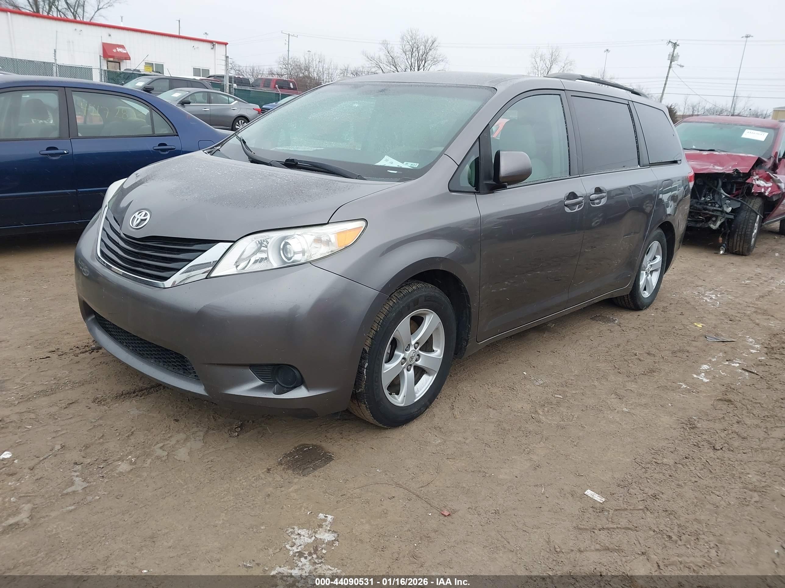 TOYOTA SIENNA image 2