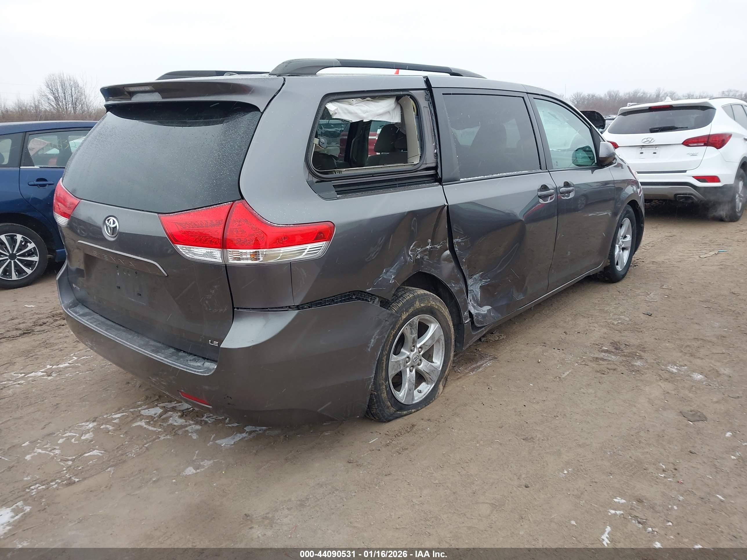 TOYOTA SIENNA image 4