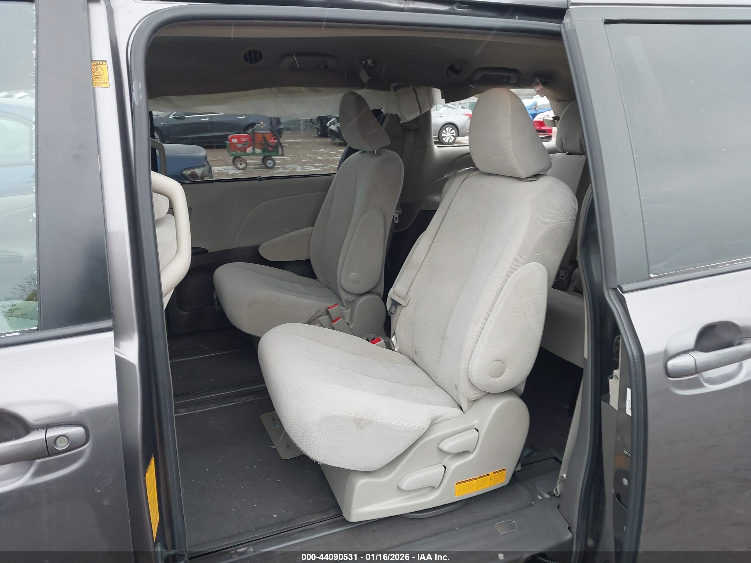TOYOTA SIENNA image 8