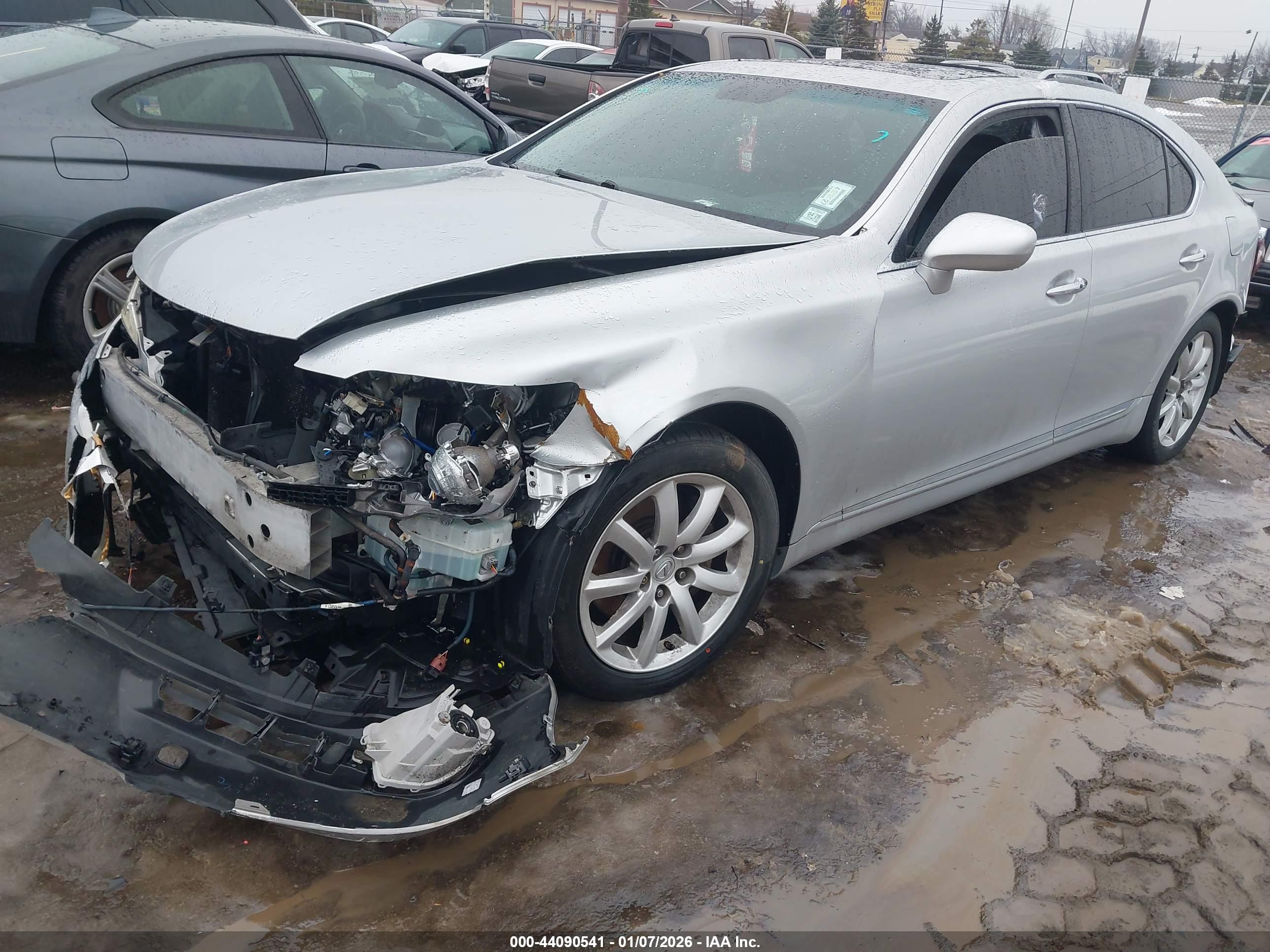 LEXUS LS image 2