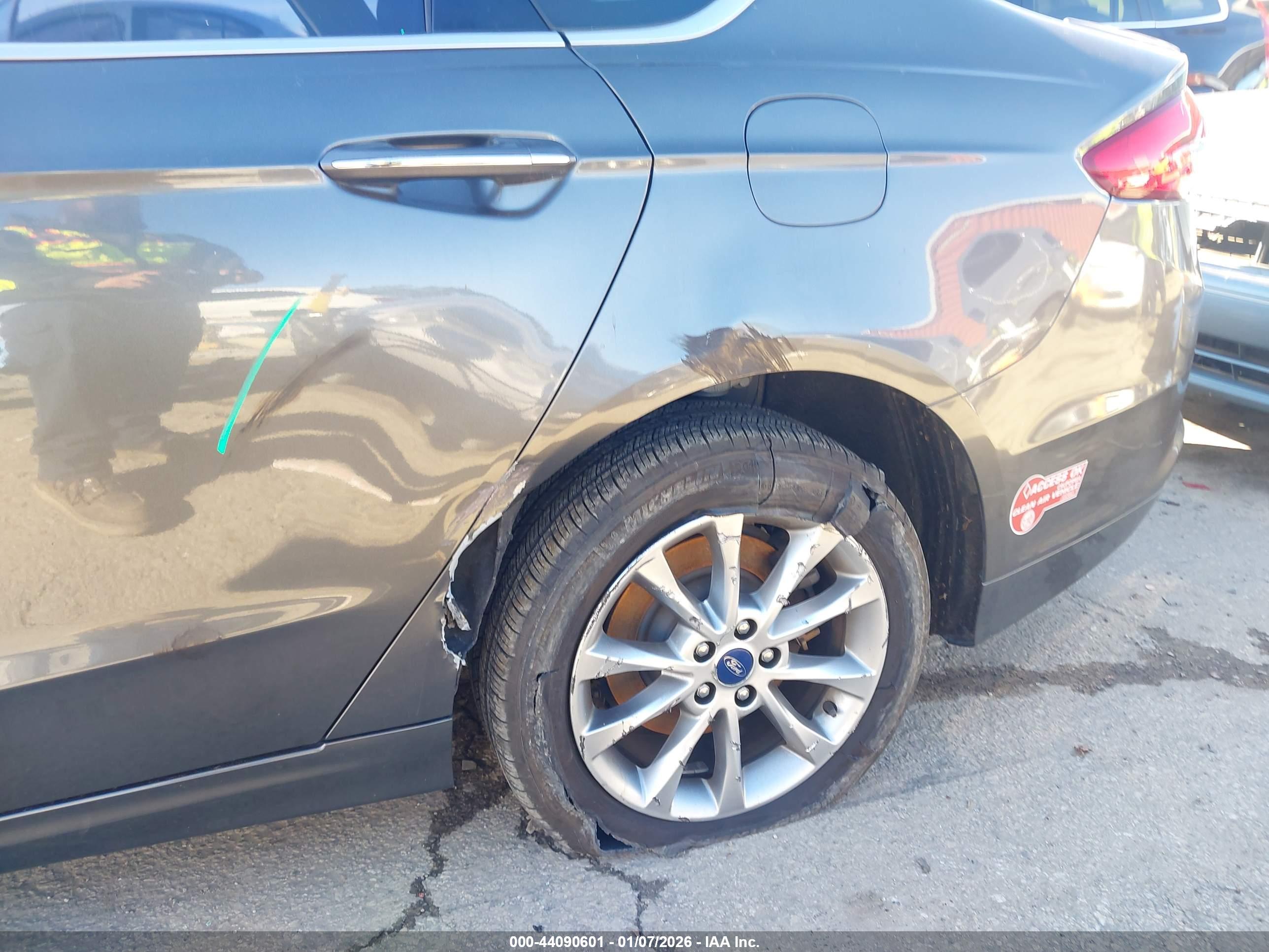 FORD FUSION image 6