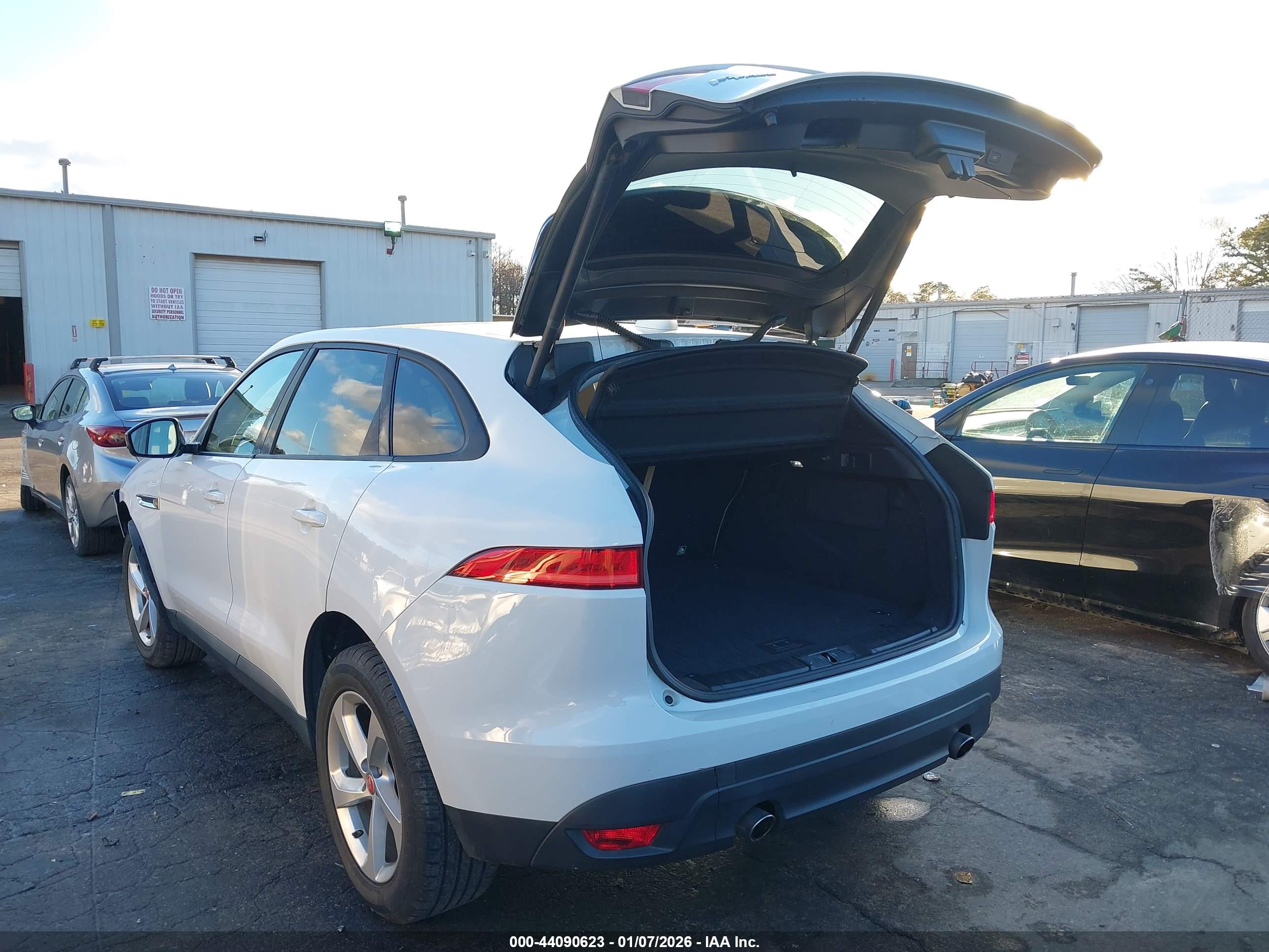 JAGUAR F-PACE image 3
