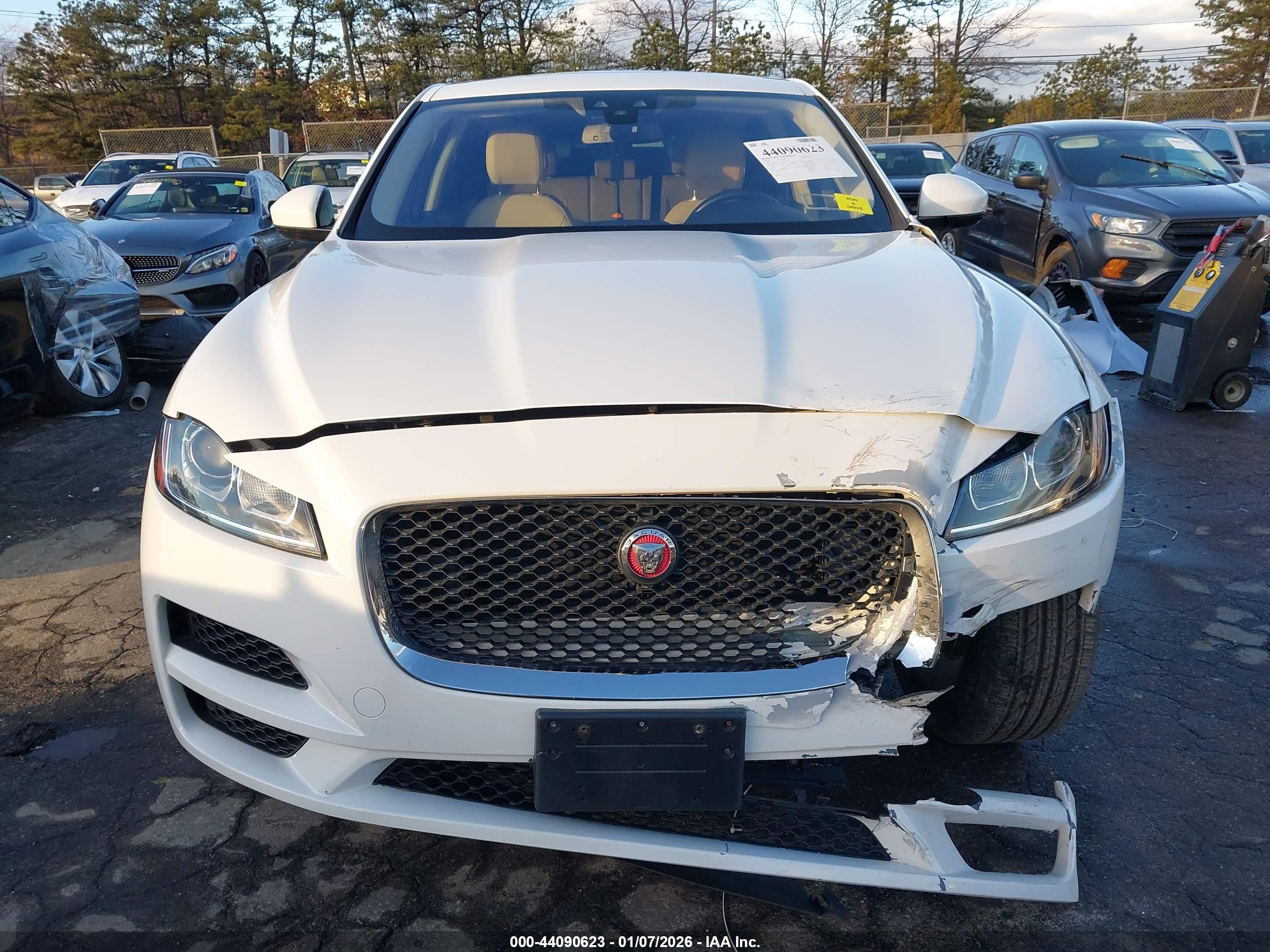 JAGUAR F-PACE image 6