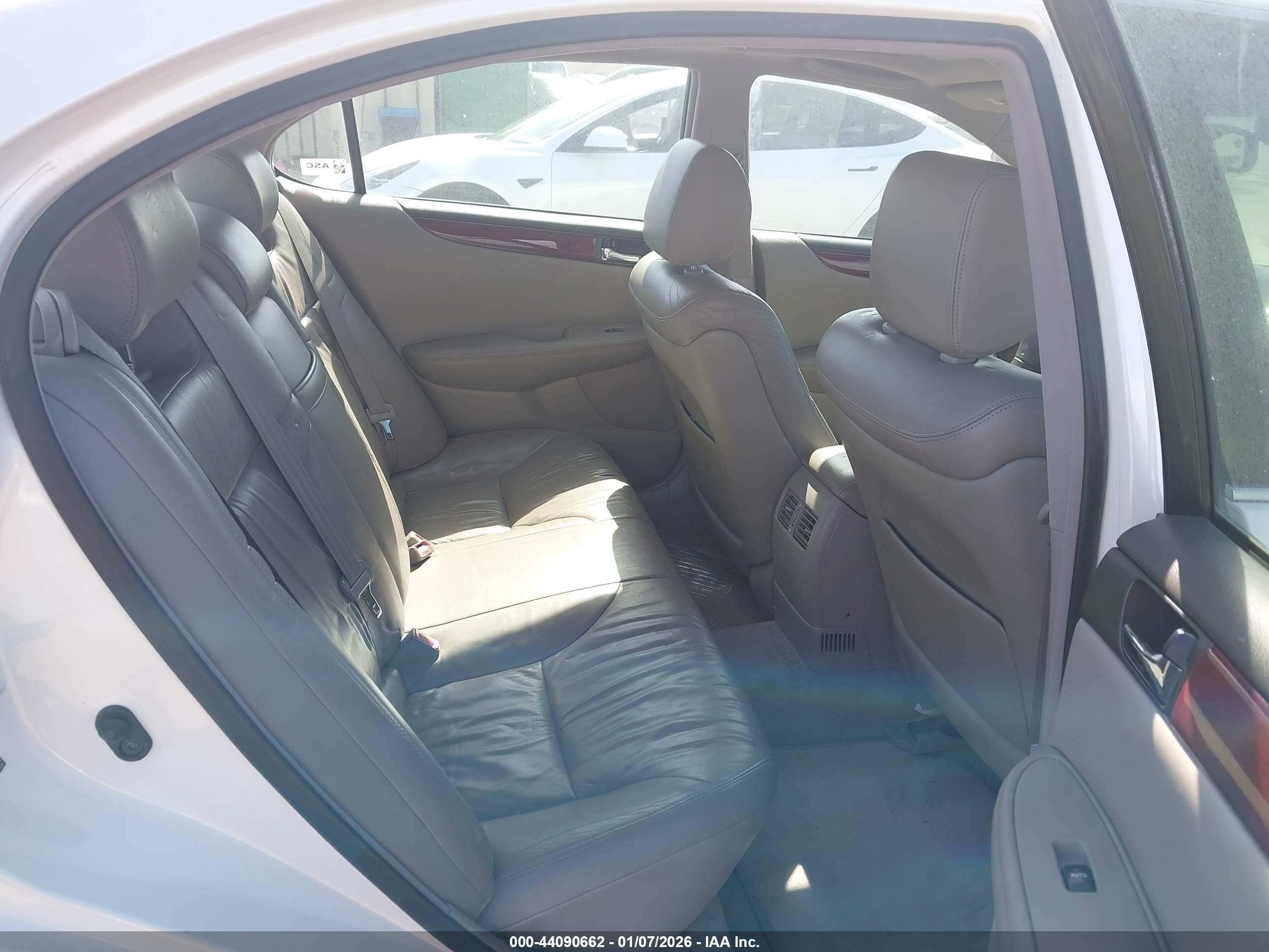 LEXUS ES image 8
