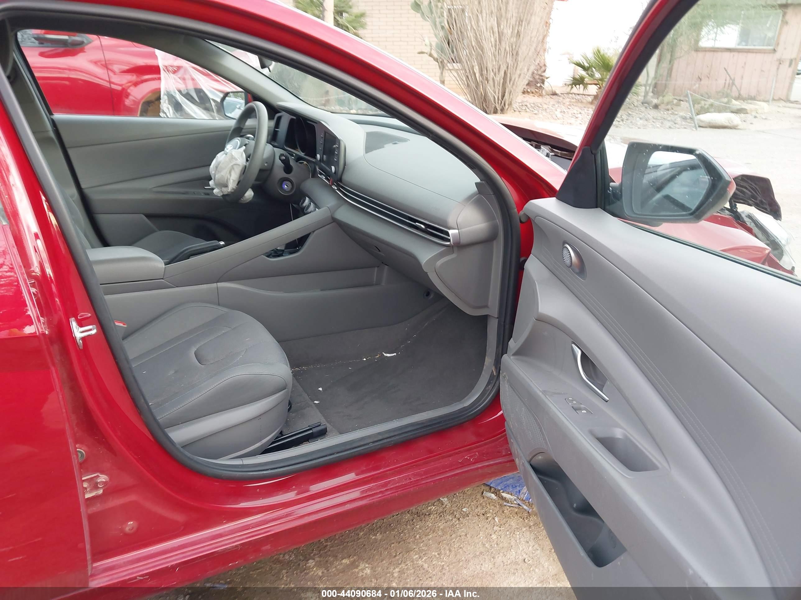 HYUNDAI ELANTRA image 5