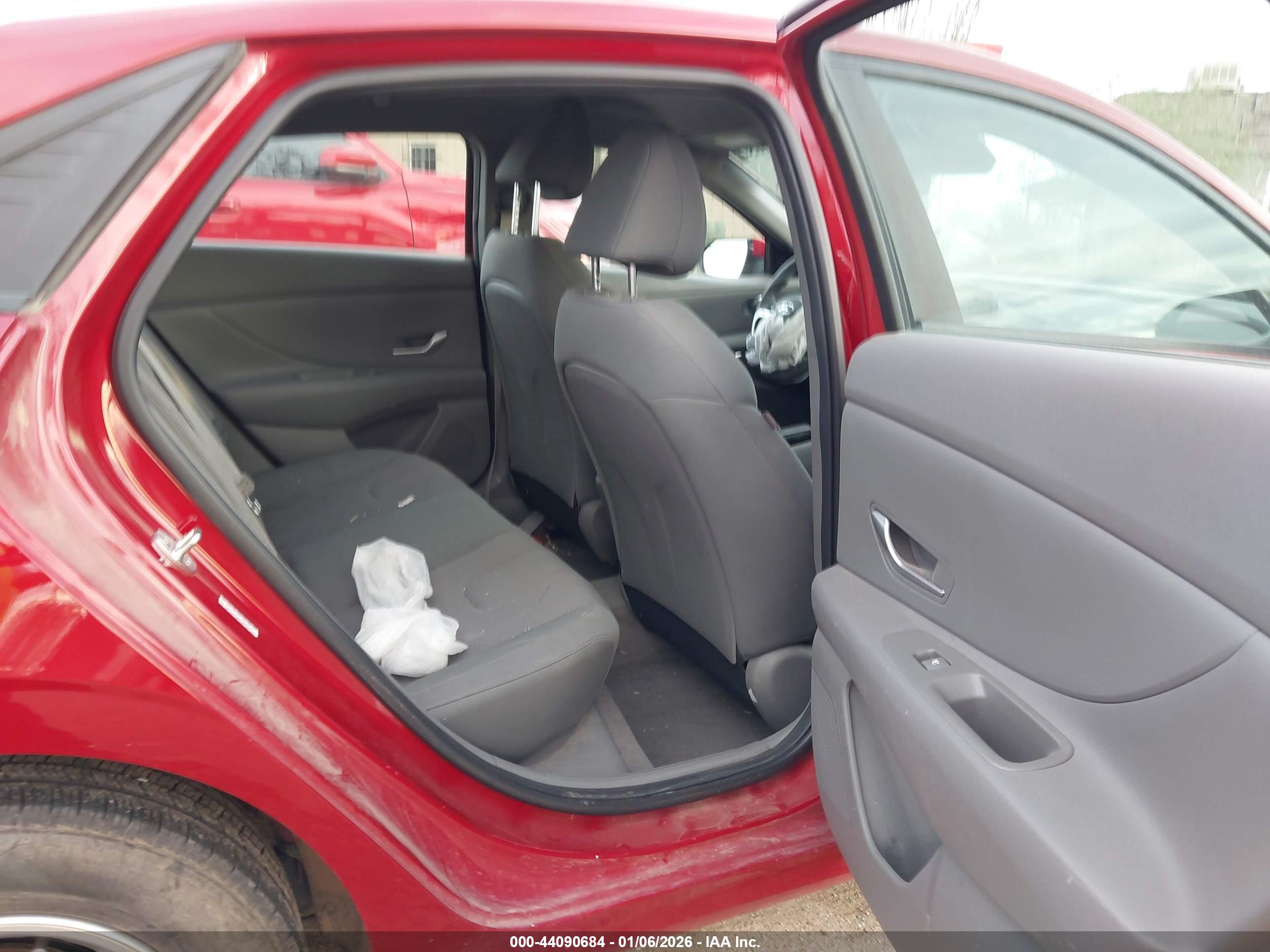 HYUNDAI ELANTRA image 8