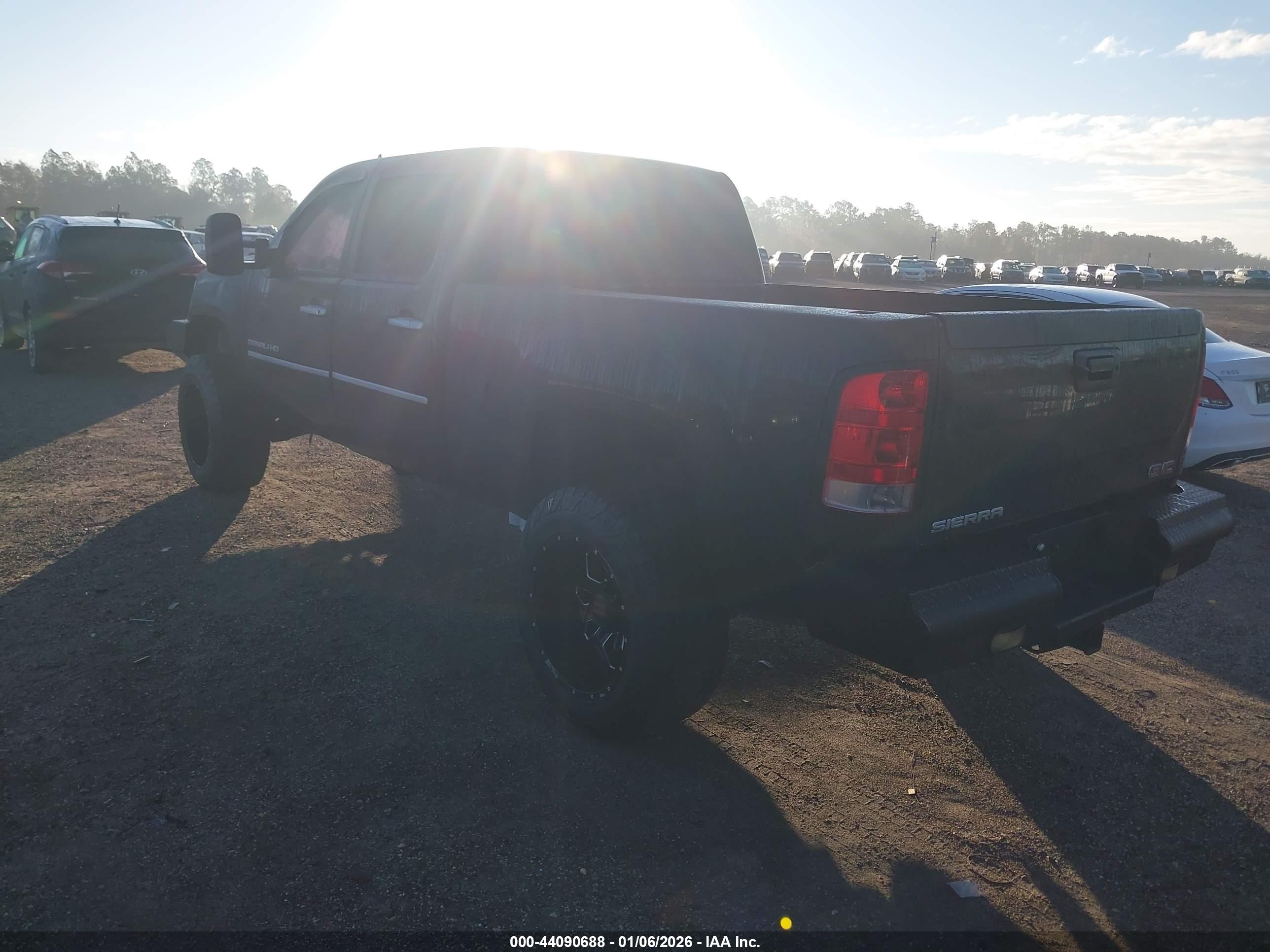 GMC SIERRA image 3