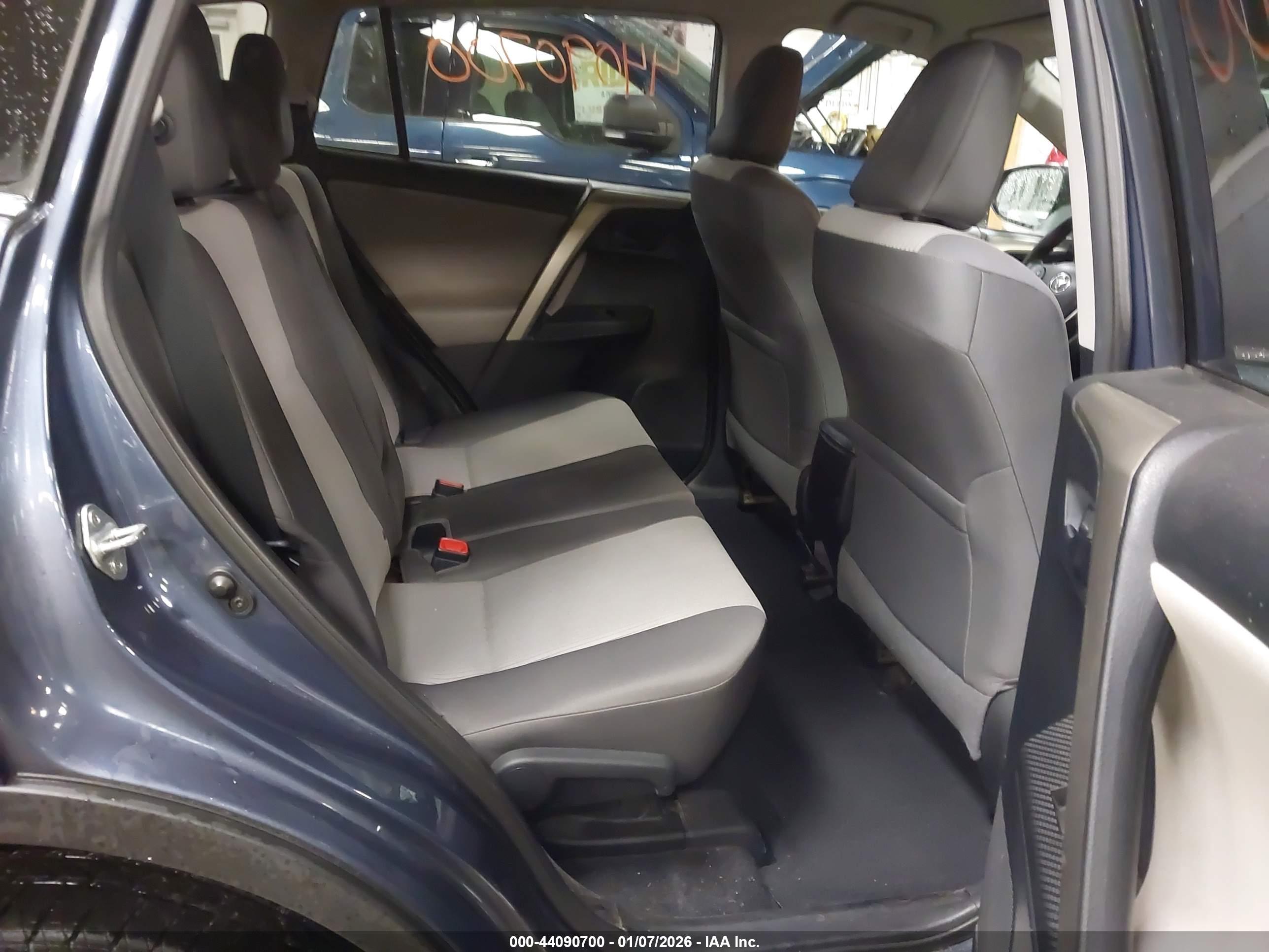TOYOTA RAV4 image 8