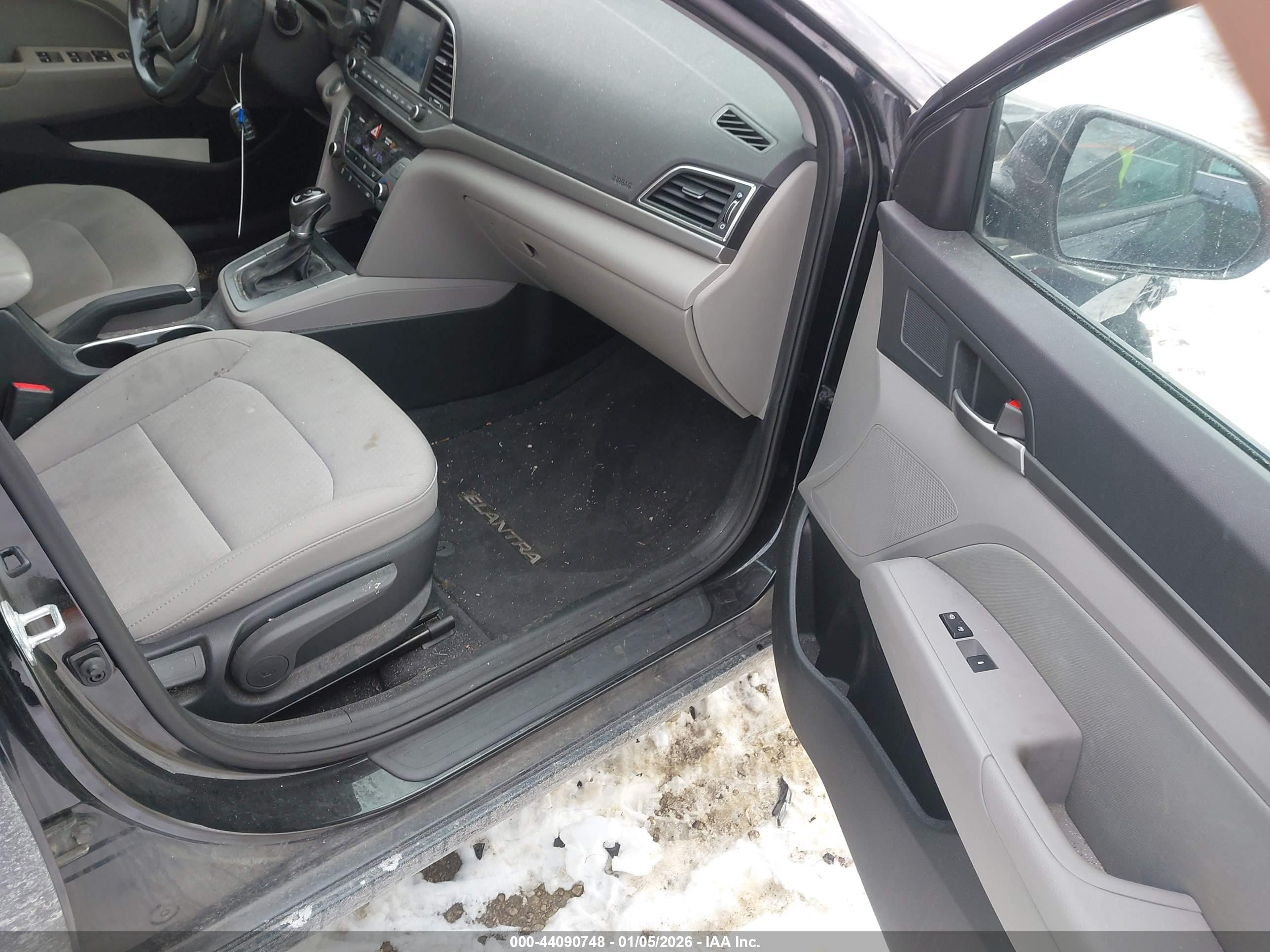 HYUNDAI ELANTRA image 5