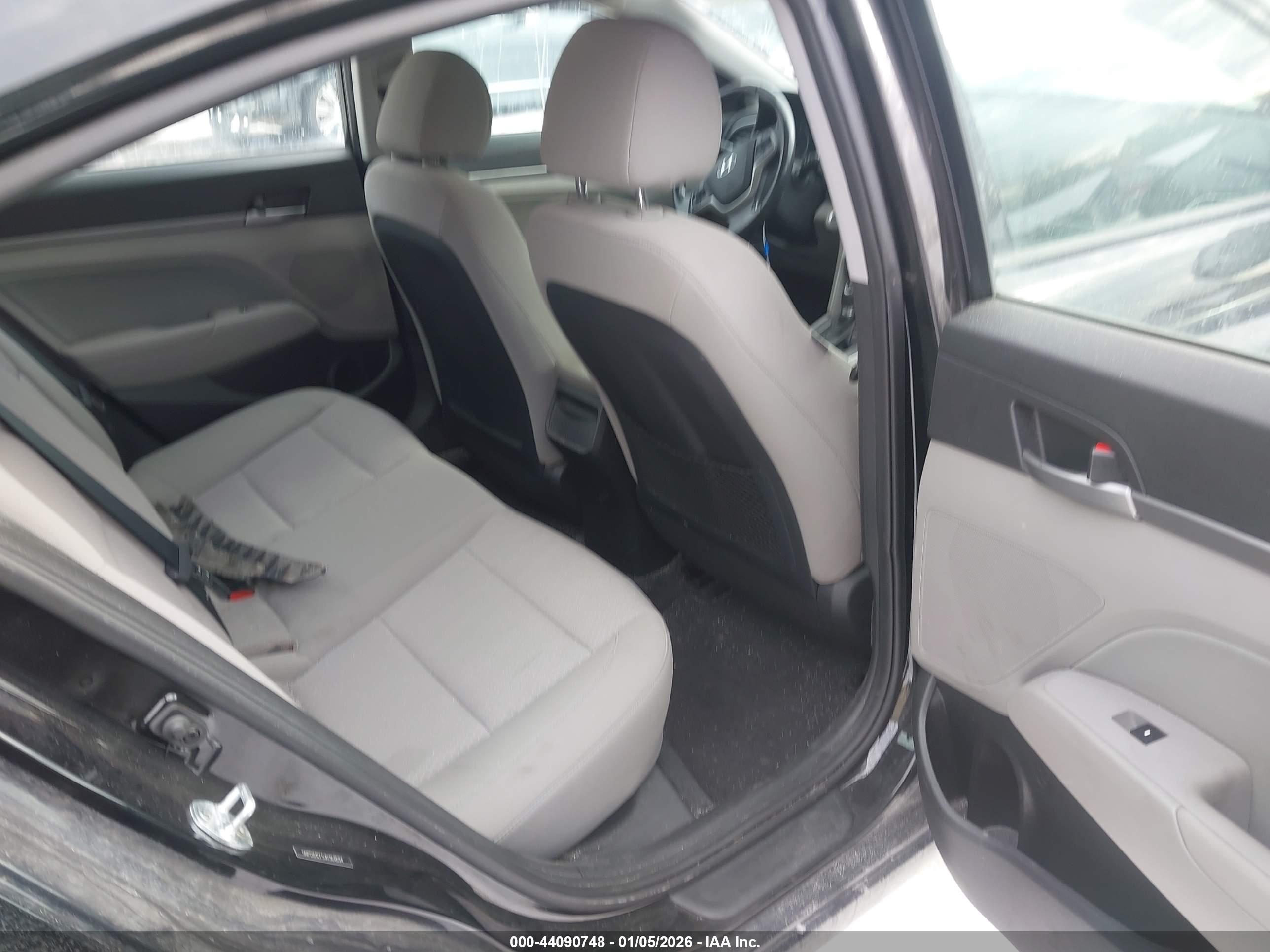 HYUNDAI ELANTRA image 8