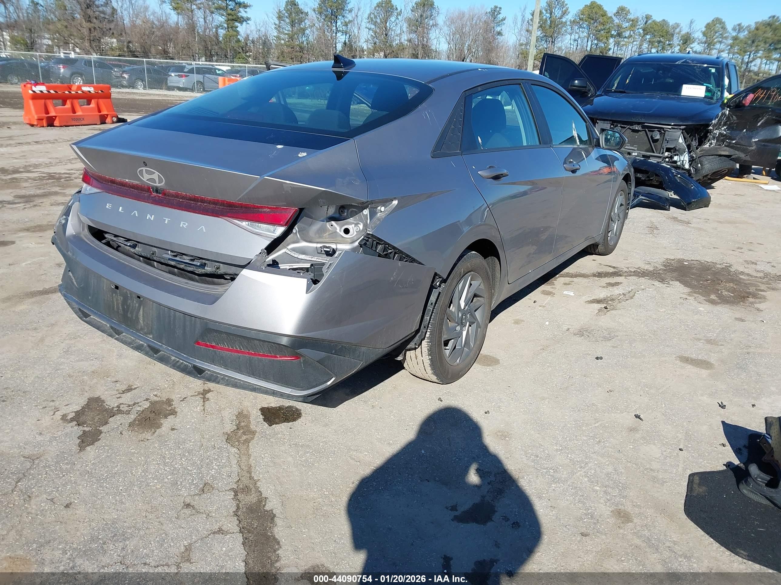 HYUNDAI ELANTRA image 4