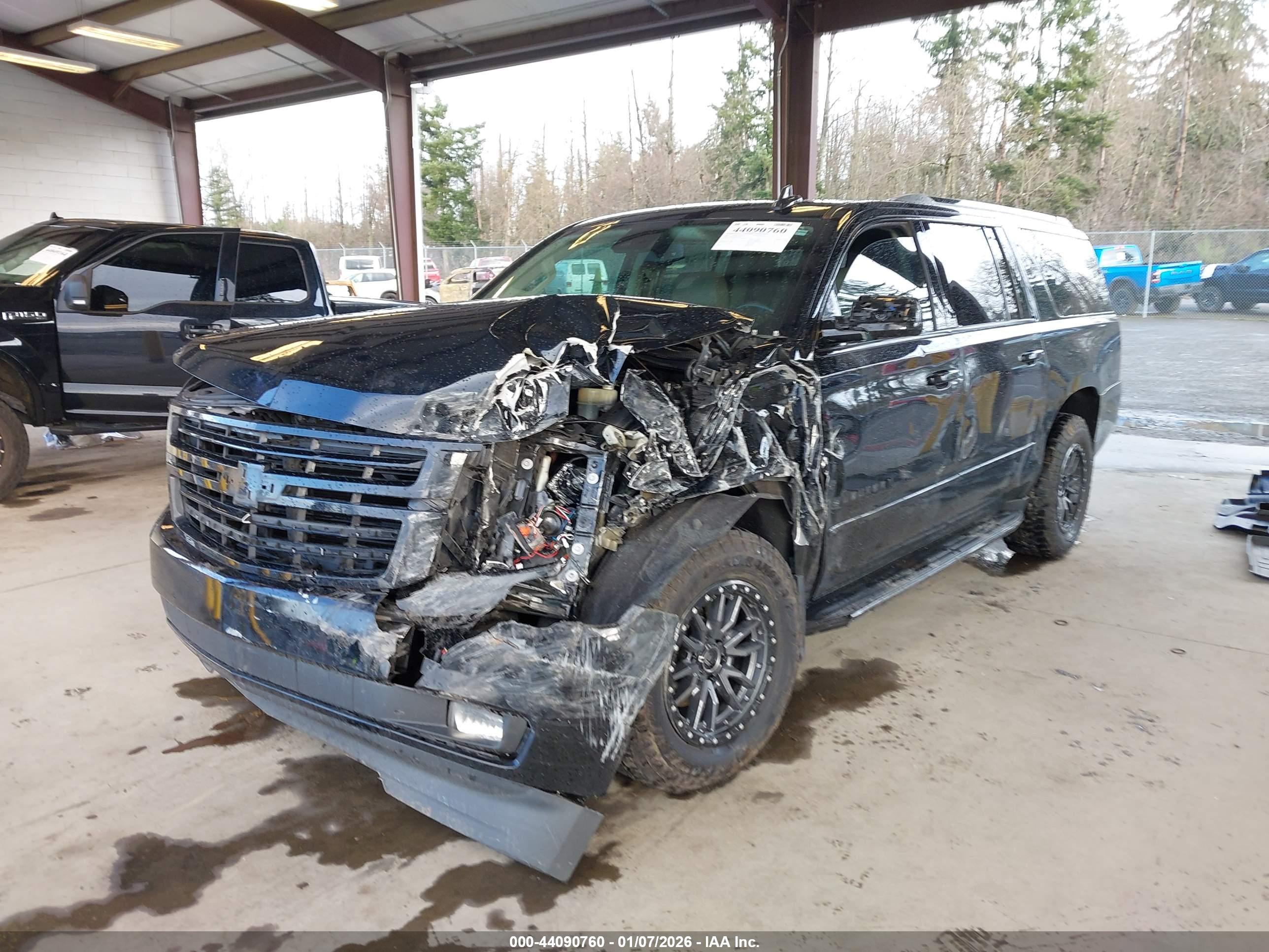 CHEVROLET SUBURBAN image 2