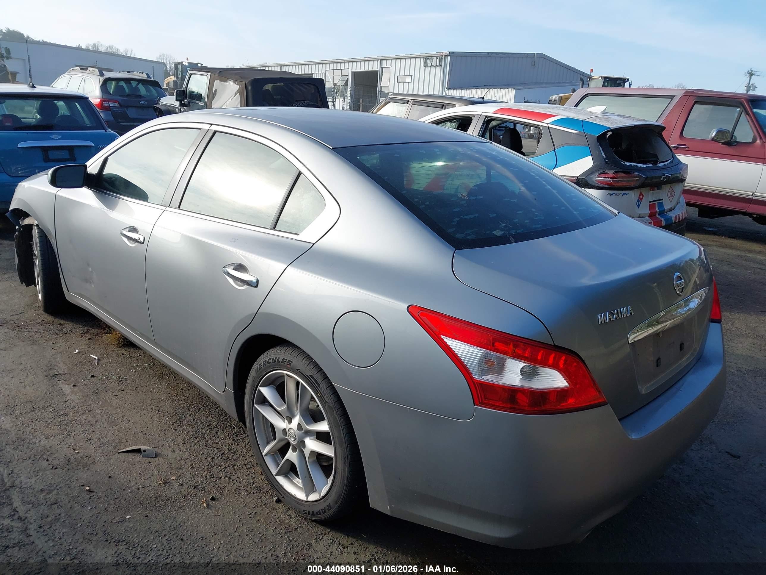 NISSAN MAXIMA image 3