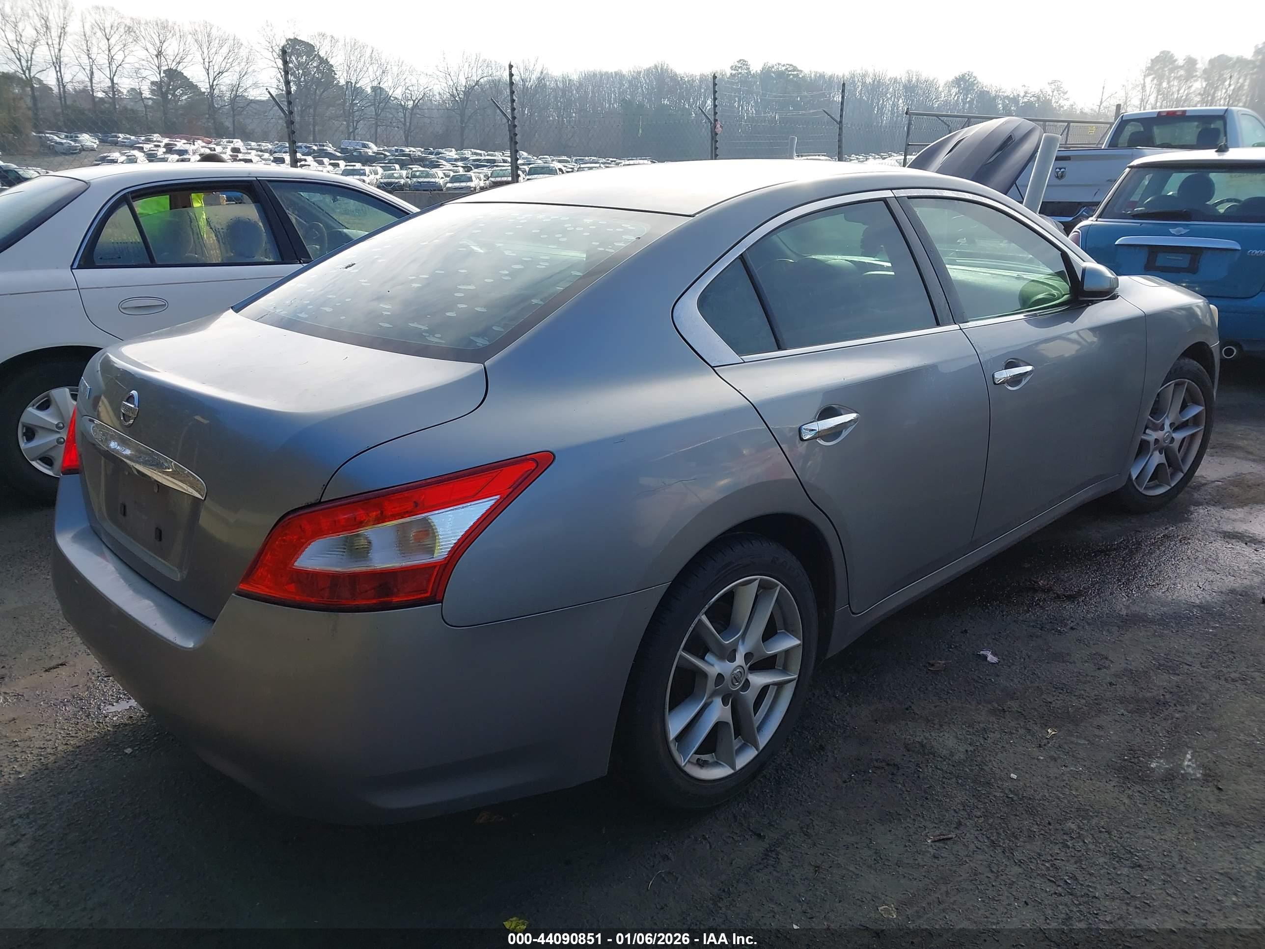 NISSAN MAXIMA image 4