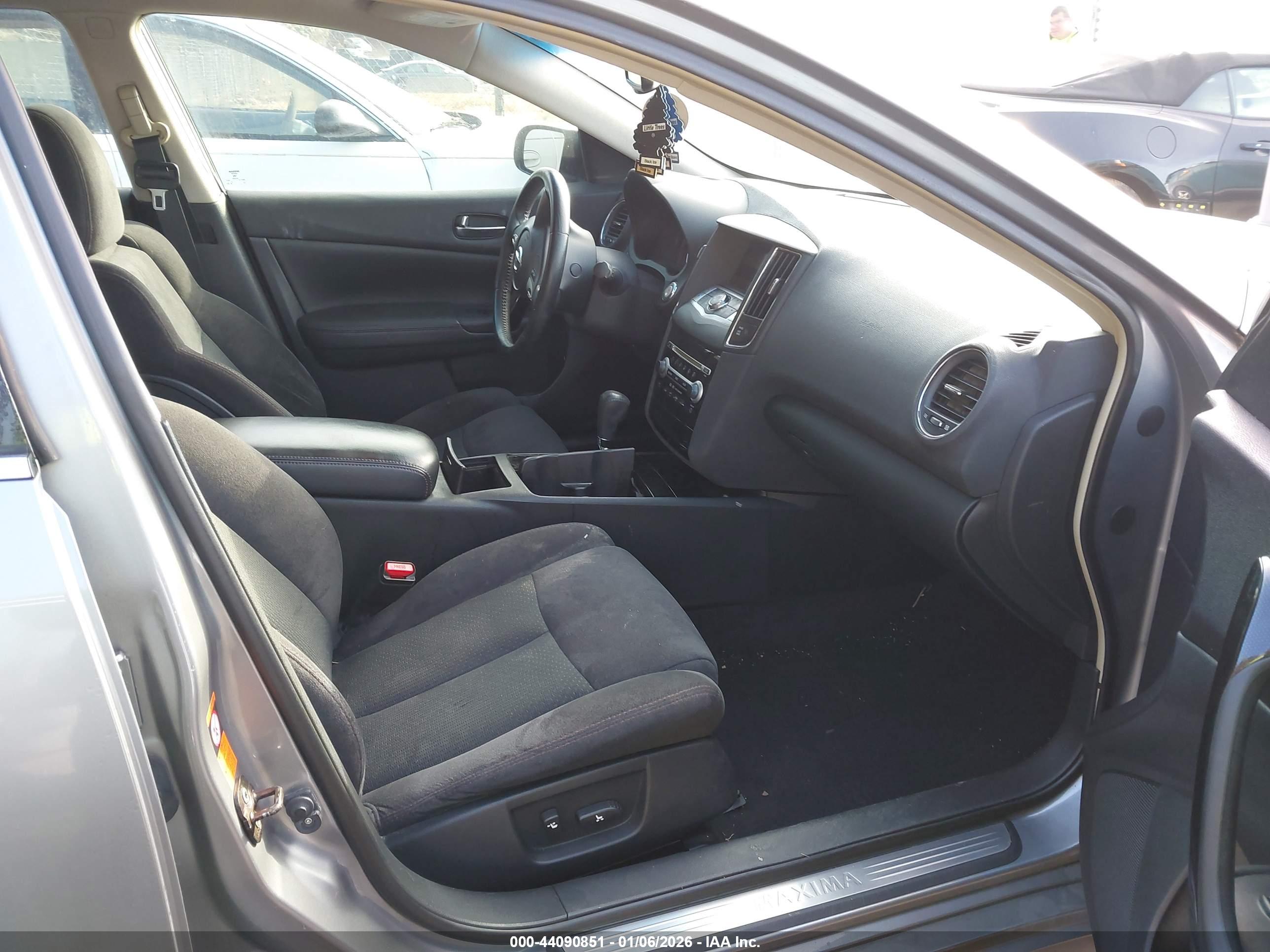 NISSAN MAXIMA image 5
