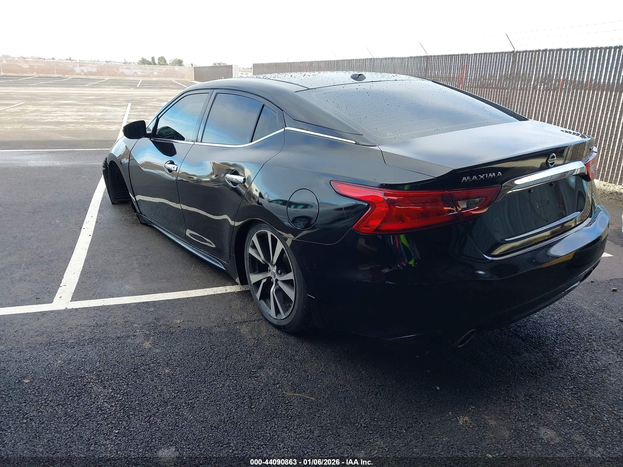 NISSAN MAXIMA image 3