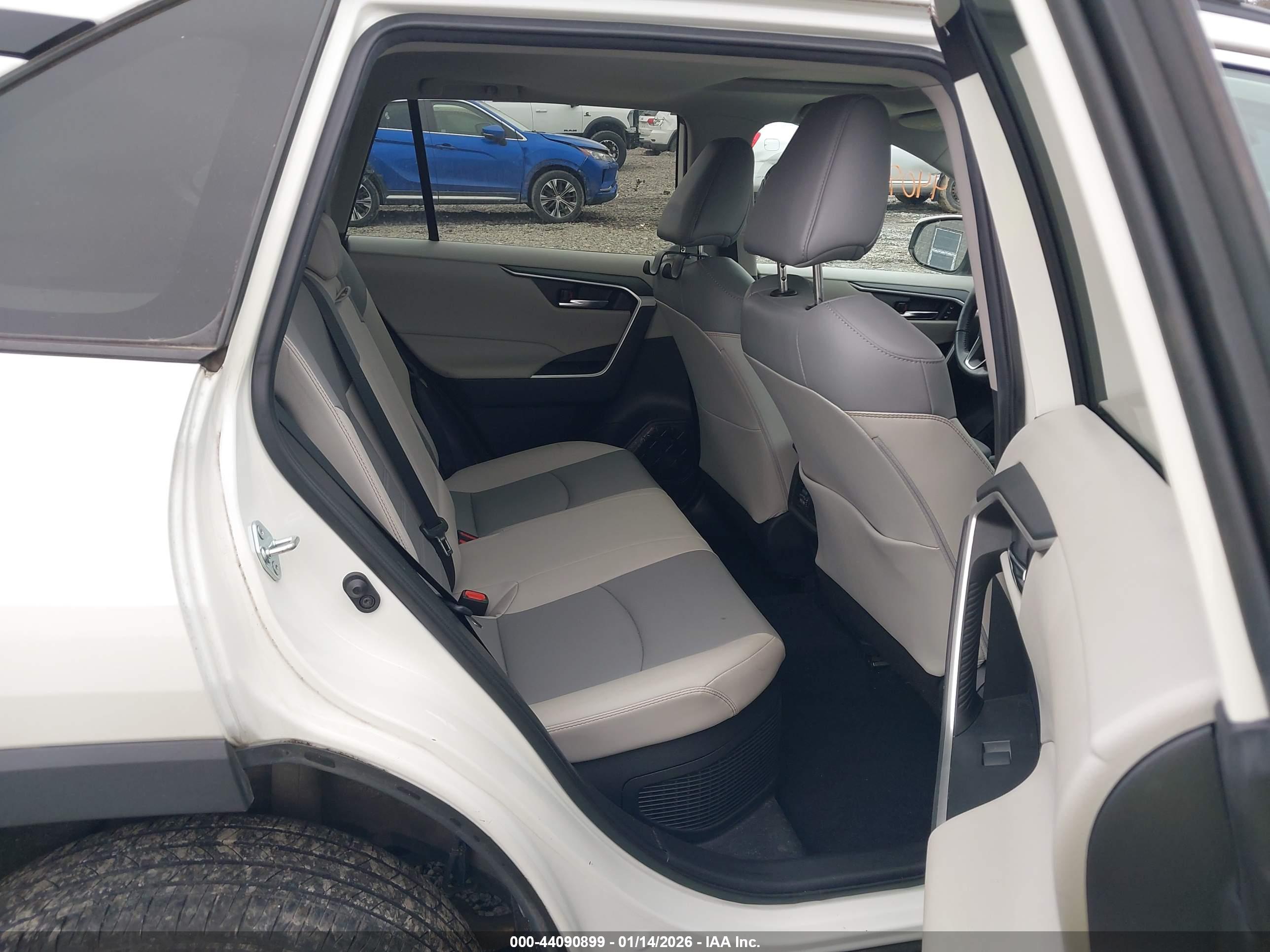 TOYOTA RAV4 image 8