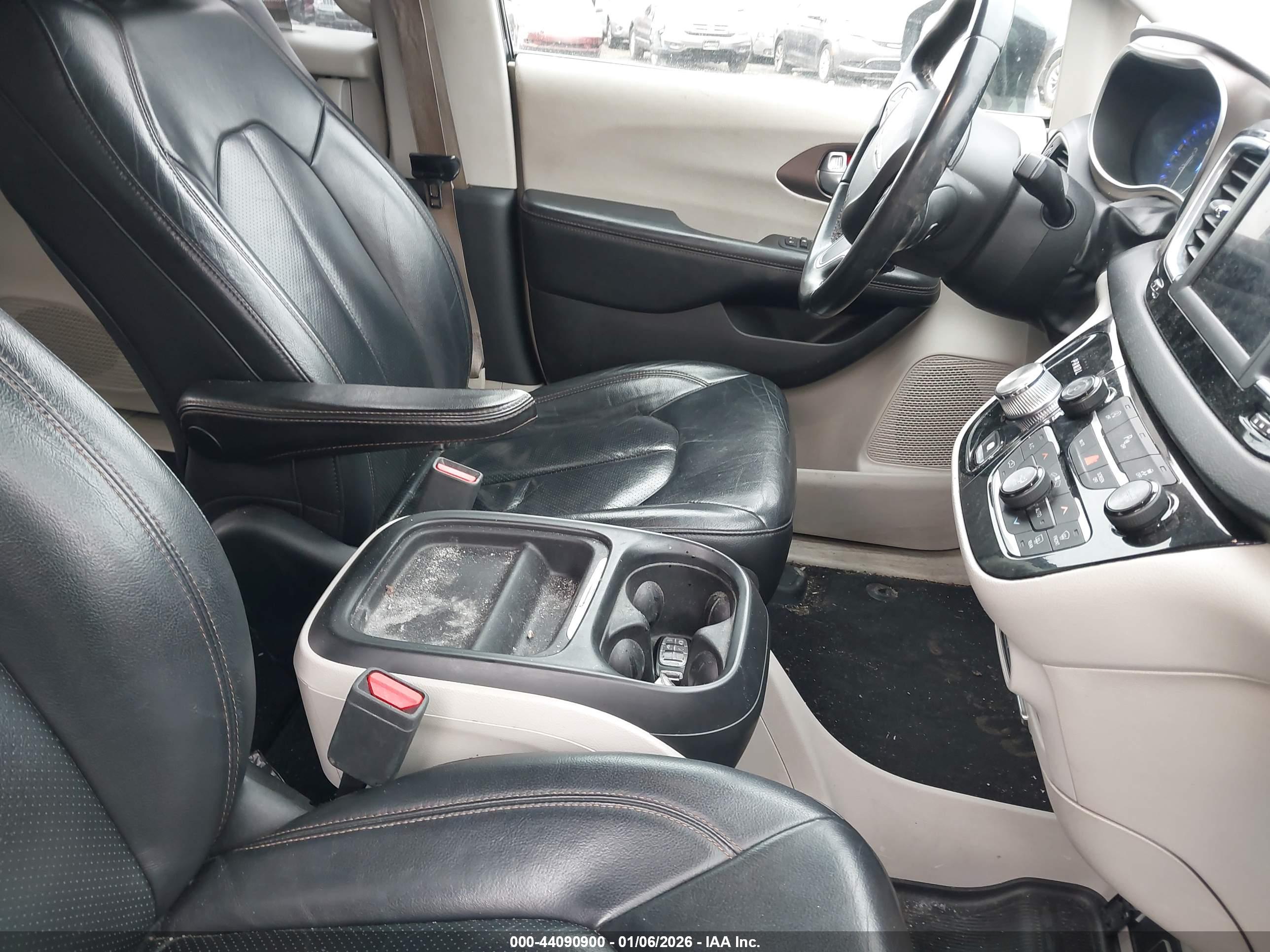 CHRYSLER PACIFICA image 5
