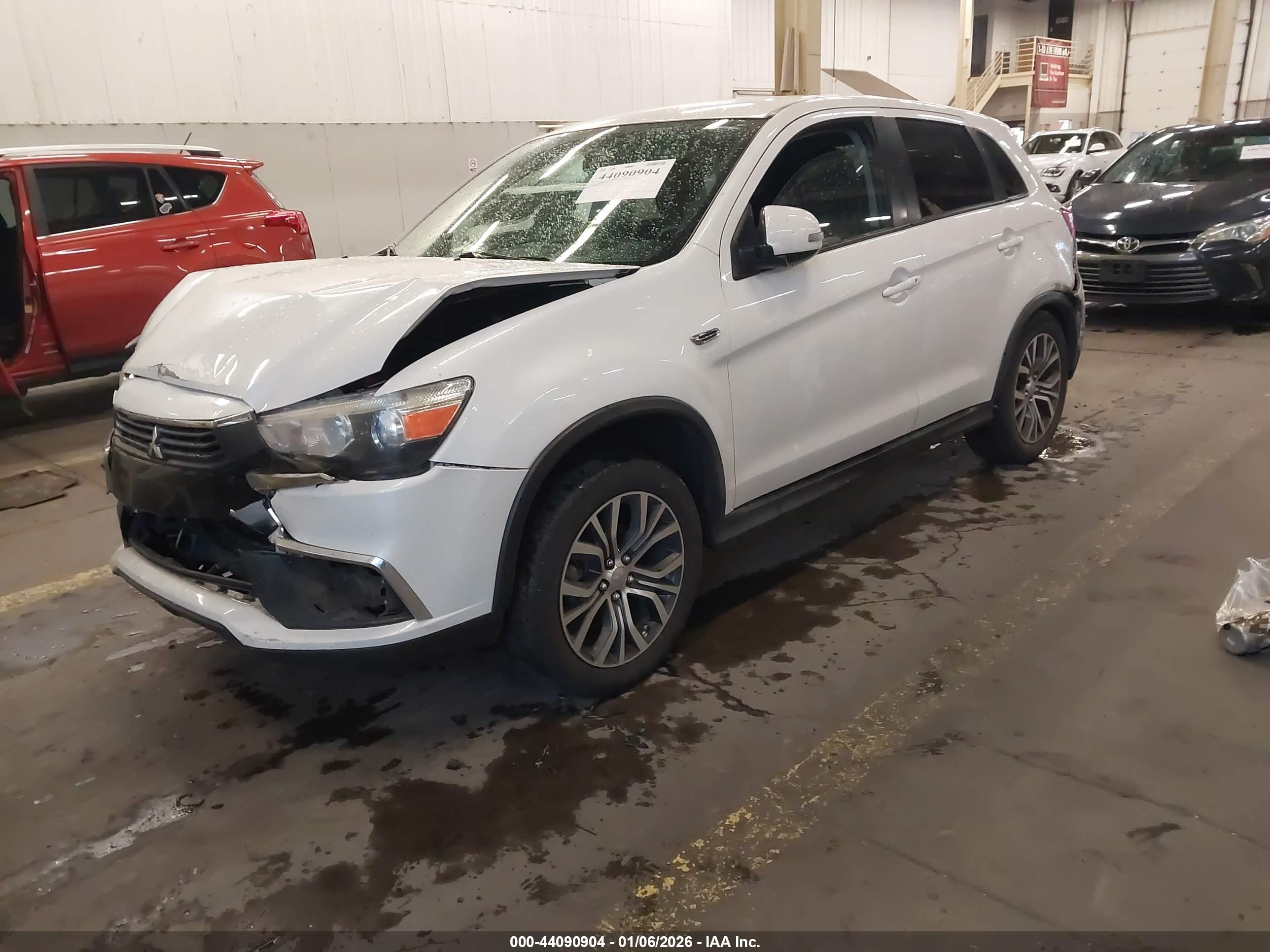 MITSUBISHI OUTLANDER image 2