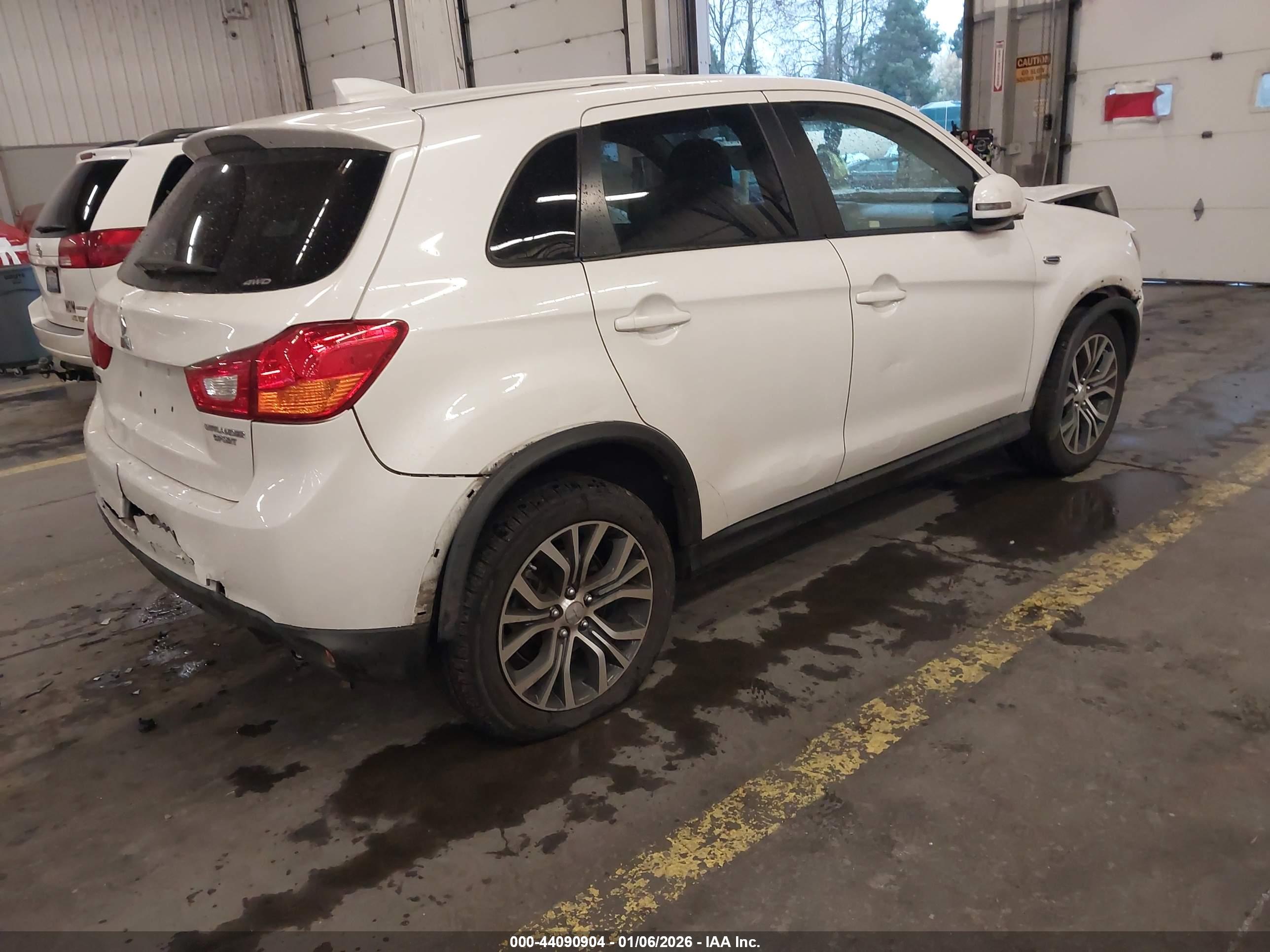 MITSUBISHI OUTLANDER image 4