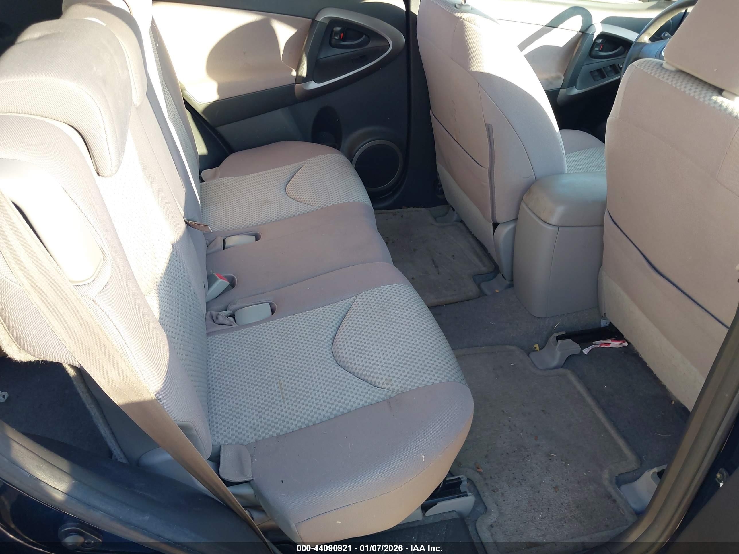 TOYOTA RAV4 image 8