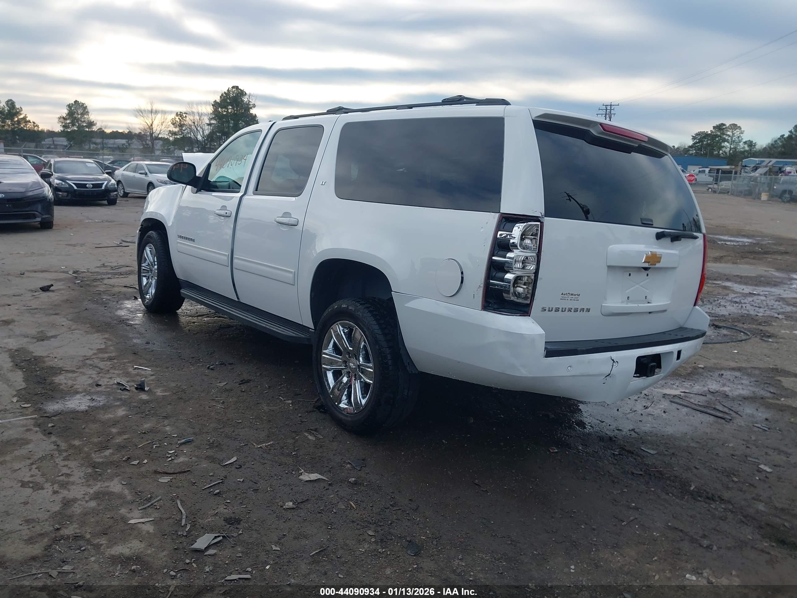 CHEVROLET SUBURBAN image 3
