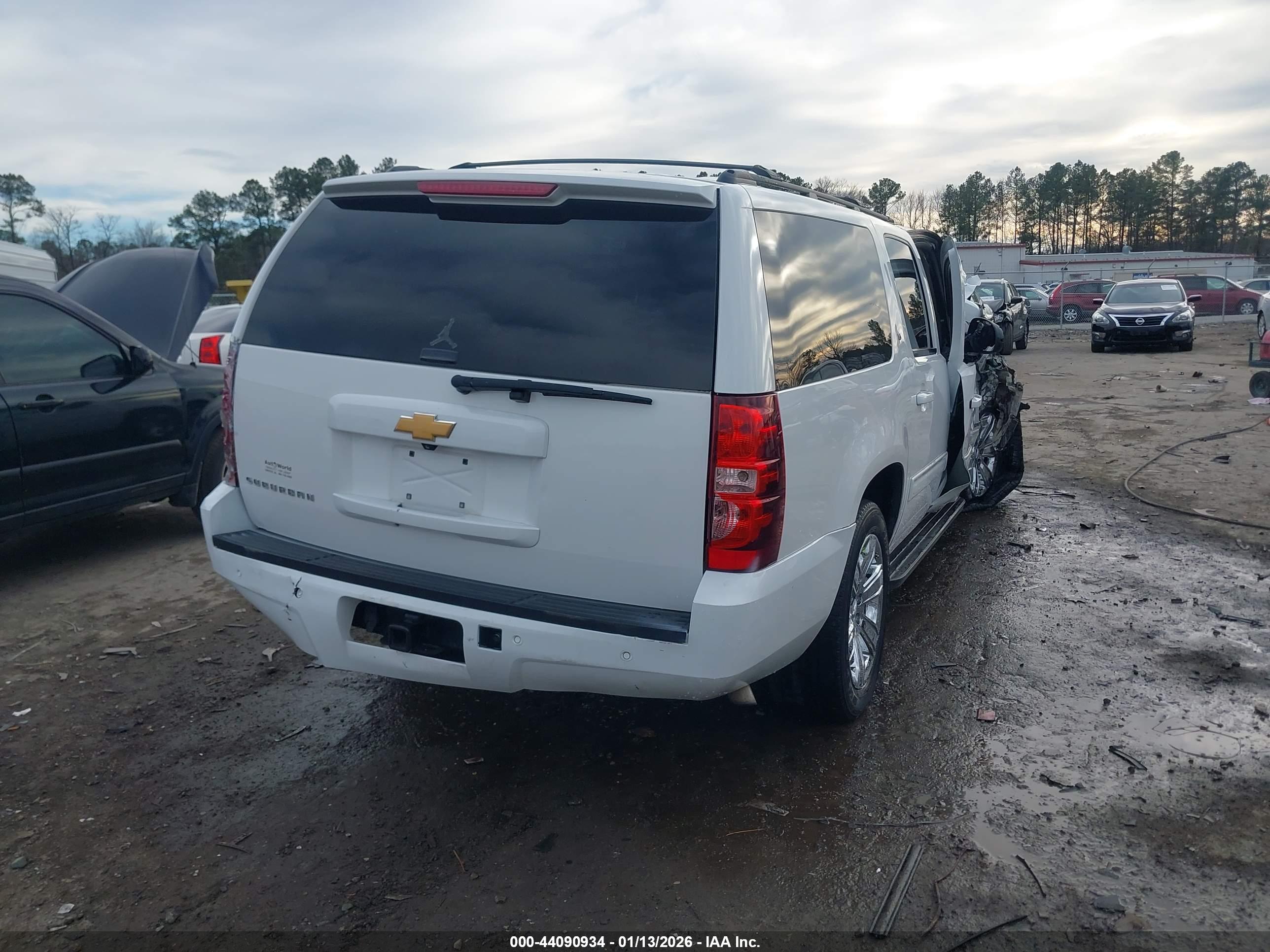 CHEVROLET SUBURBAN image 4