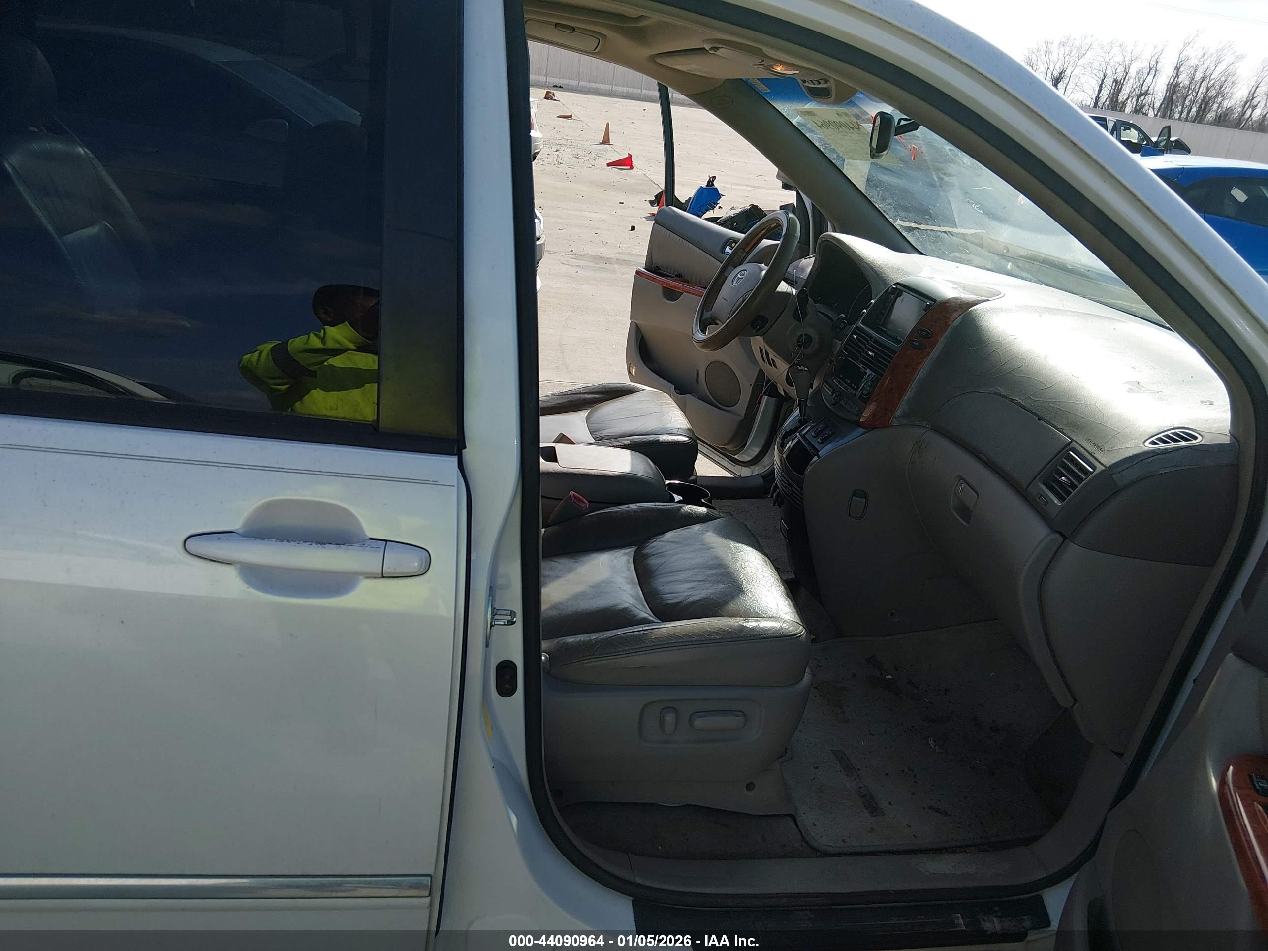 TOYOTA SIENNA image 5