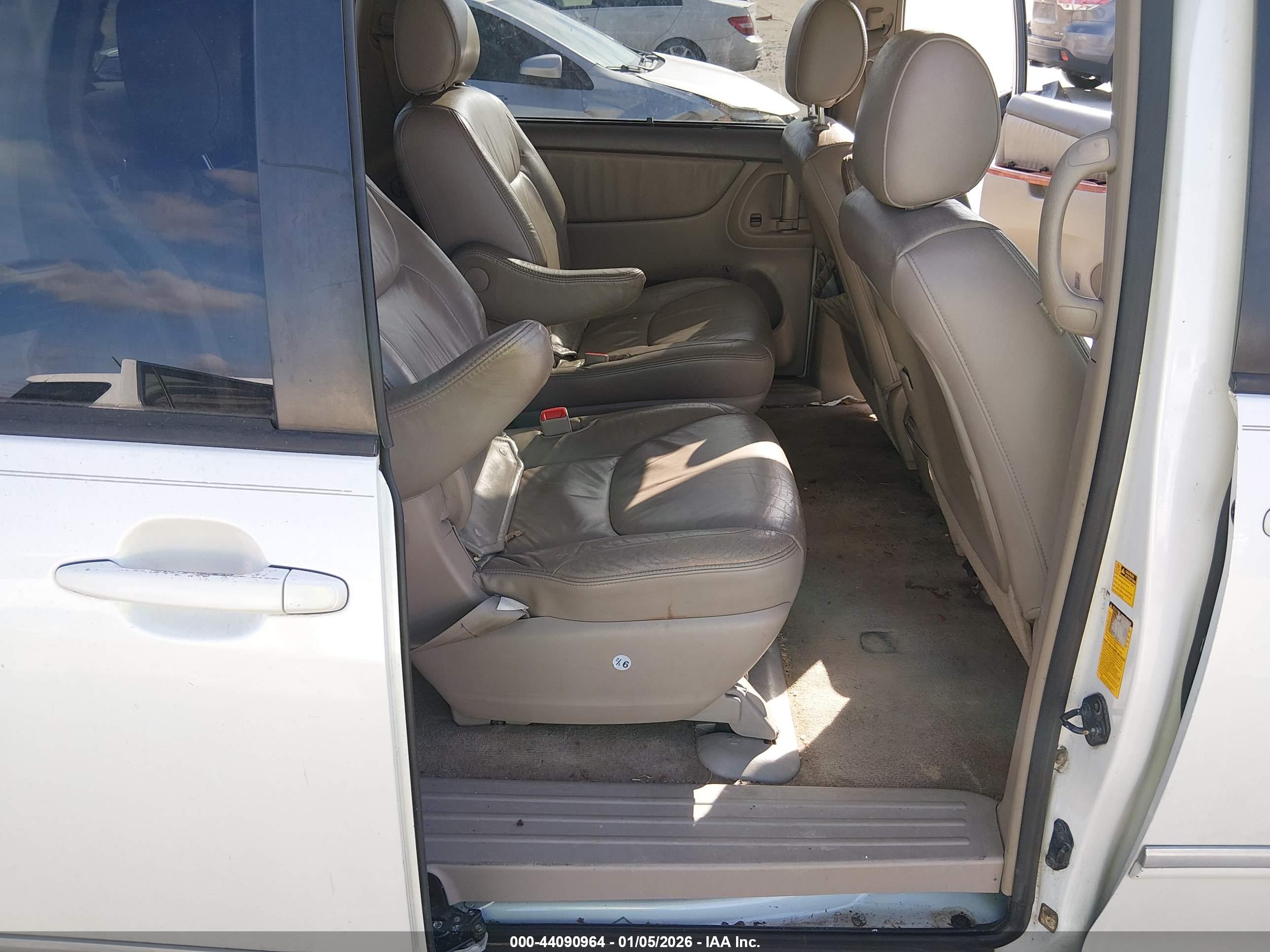 TOYOTA SIENNA image 8