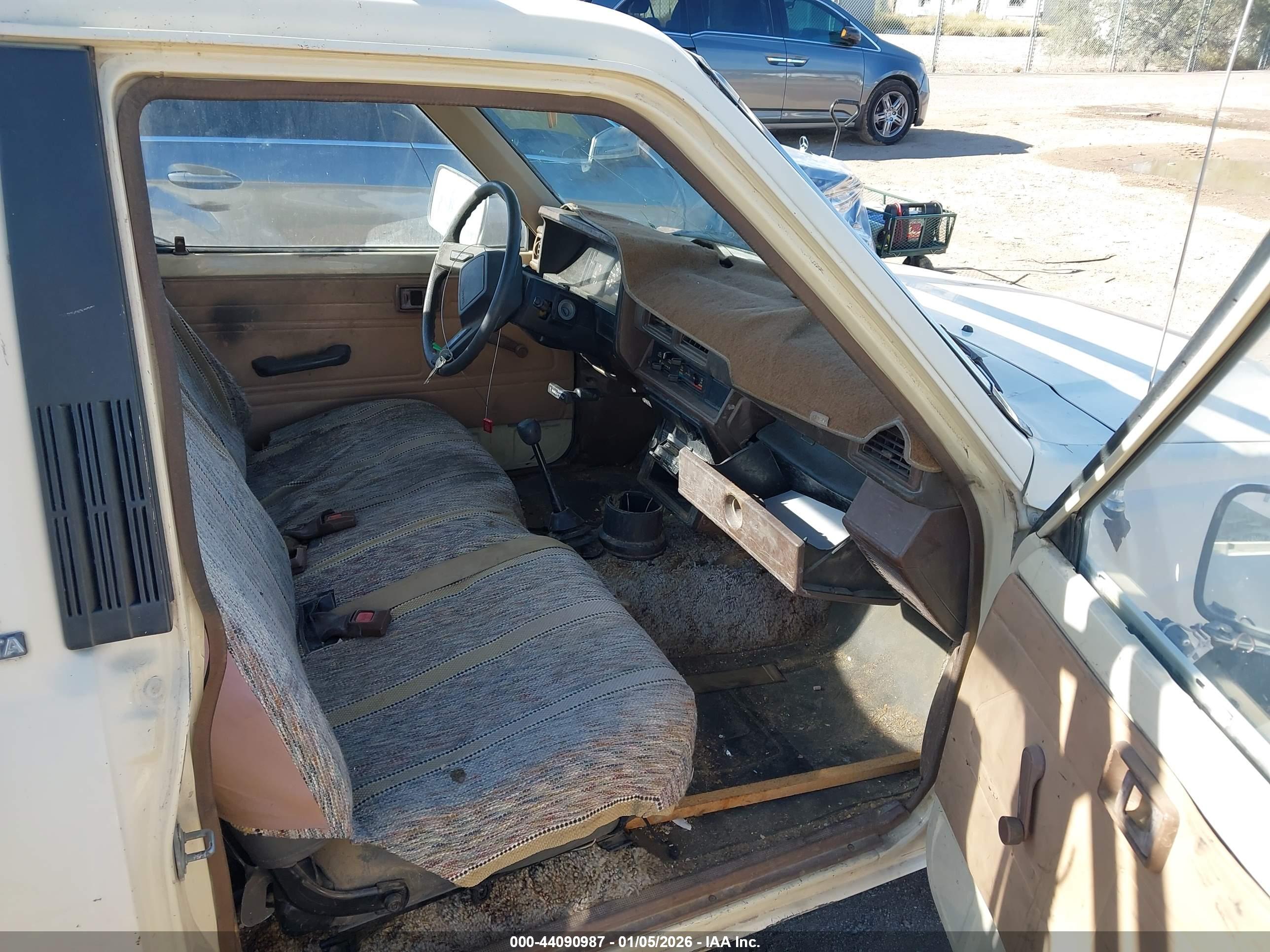 TOYOTA PICKUP image 5