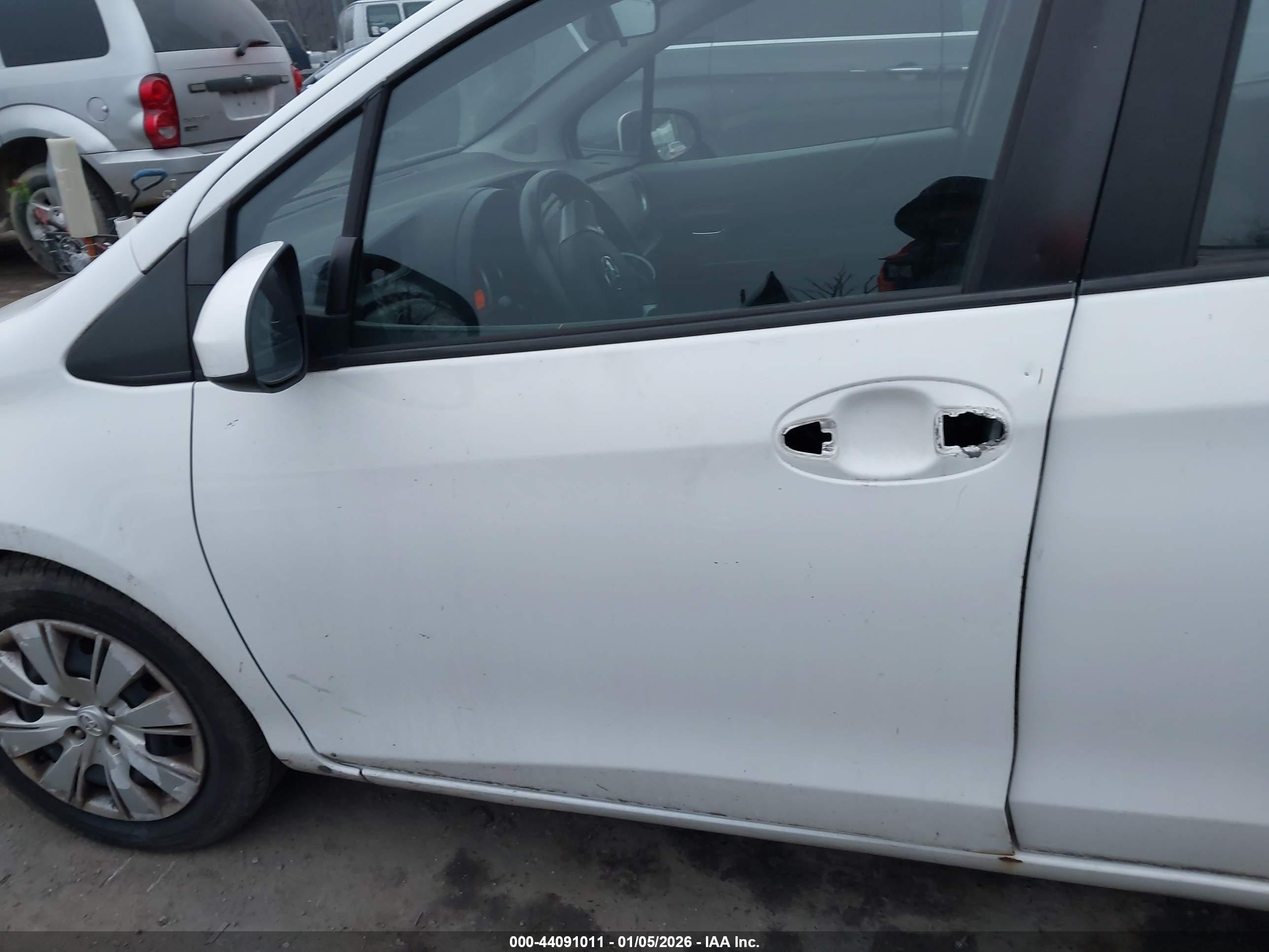 TOYOTA YARIS image 6