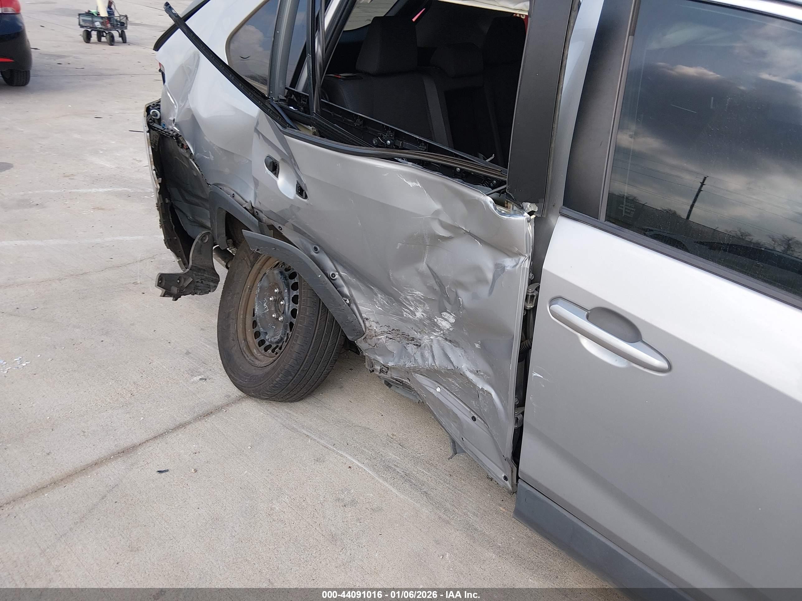 TOYOTA RAV4 image 6